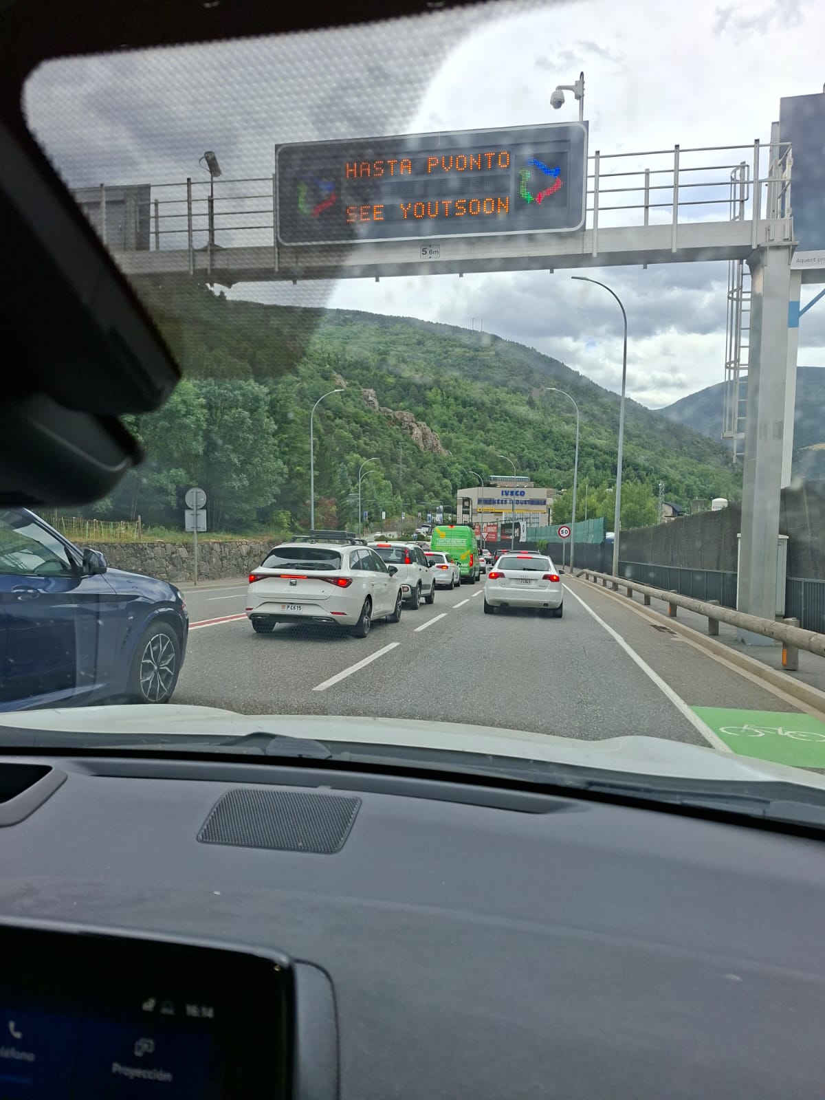 Cua de vehicles per sortir d'Andorra en direcció a Espanya. 