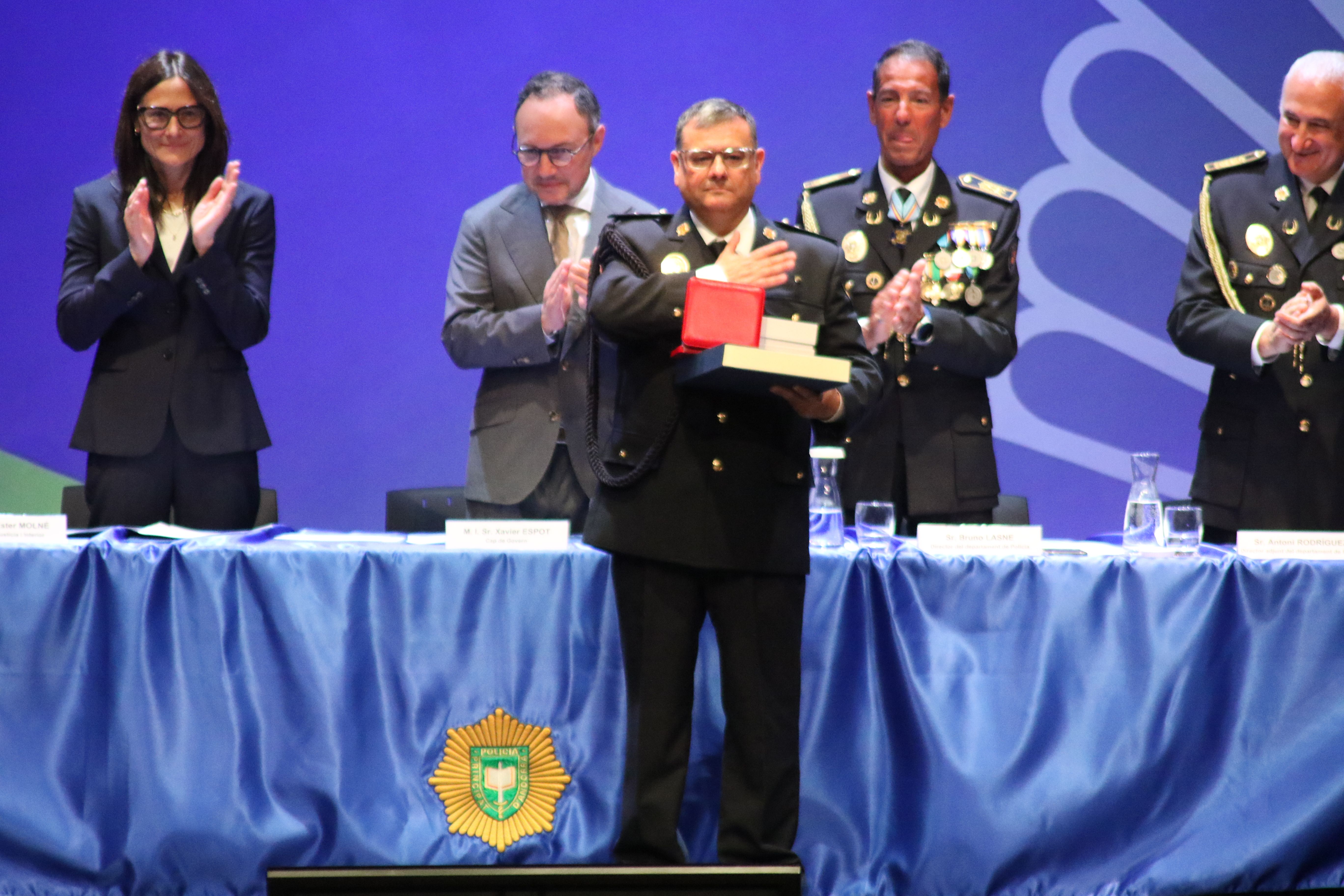 Un agent major reconegut per la jubilació. 