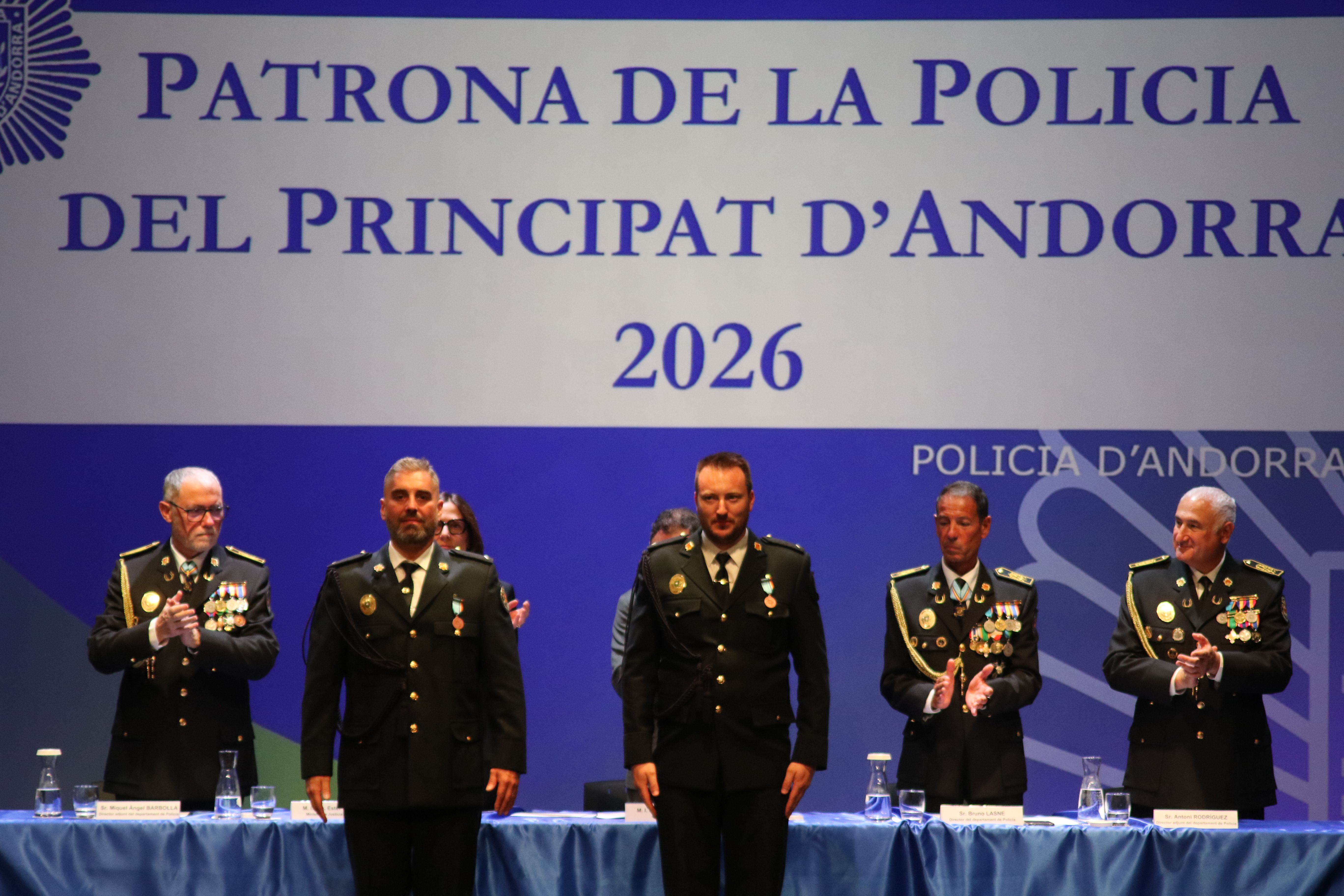 Funcionaris condecorats per mèrits policials.