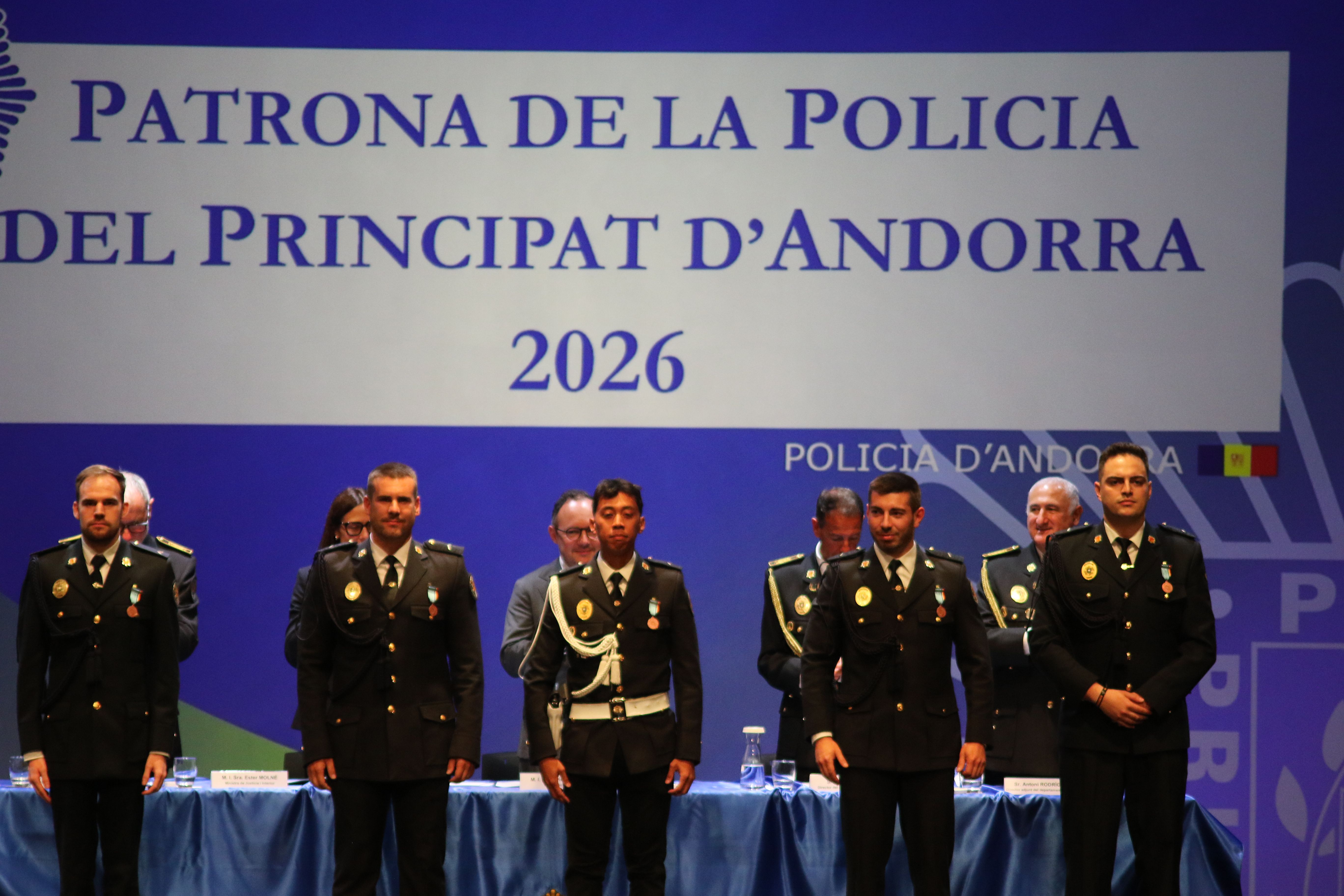 Funcionaris condecorats per mèrits policials.
