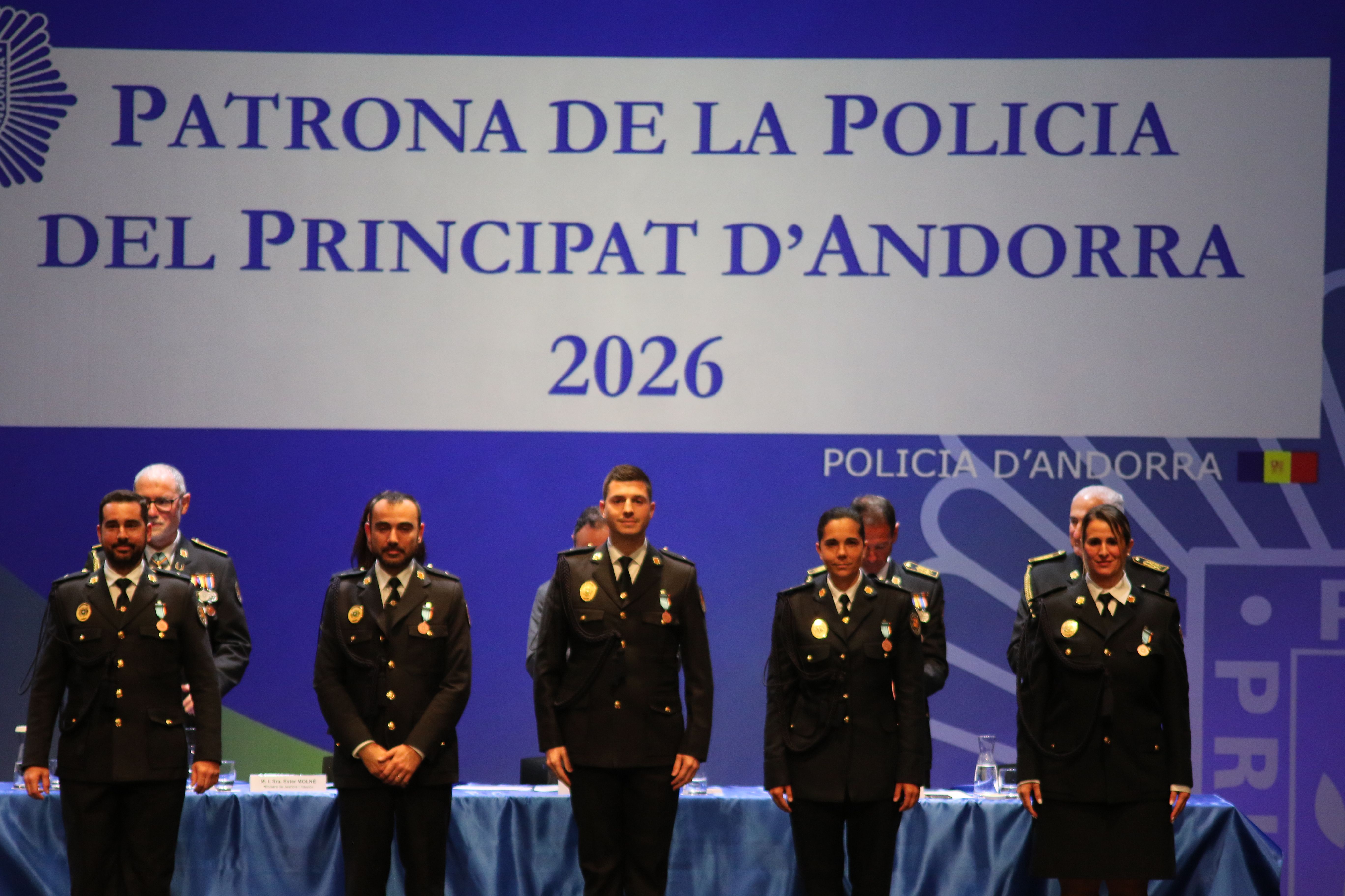 Funcionaris condecorats per mèrits policials.