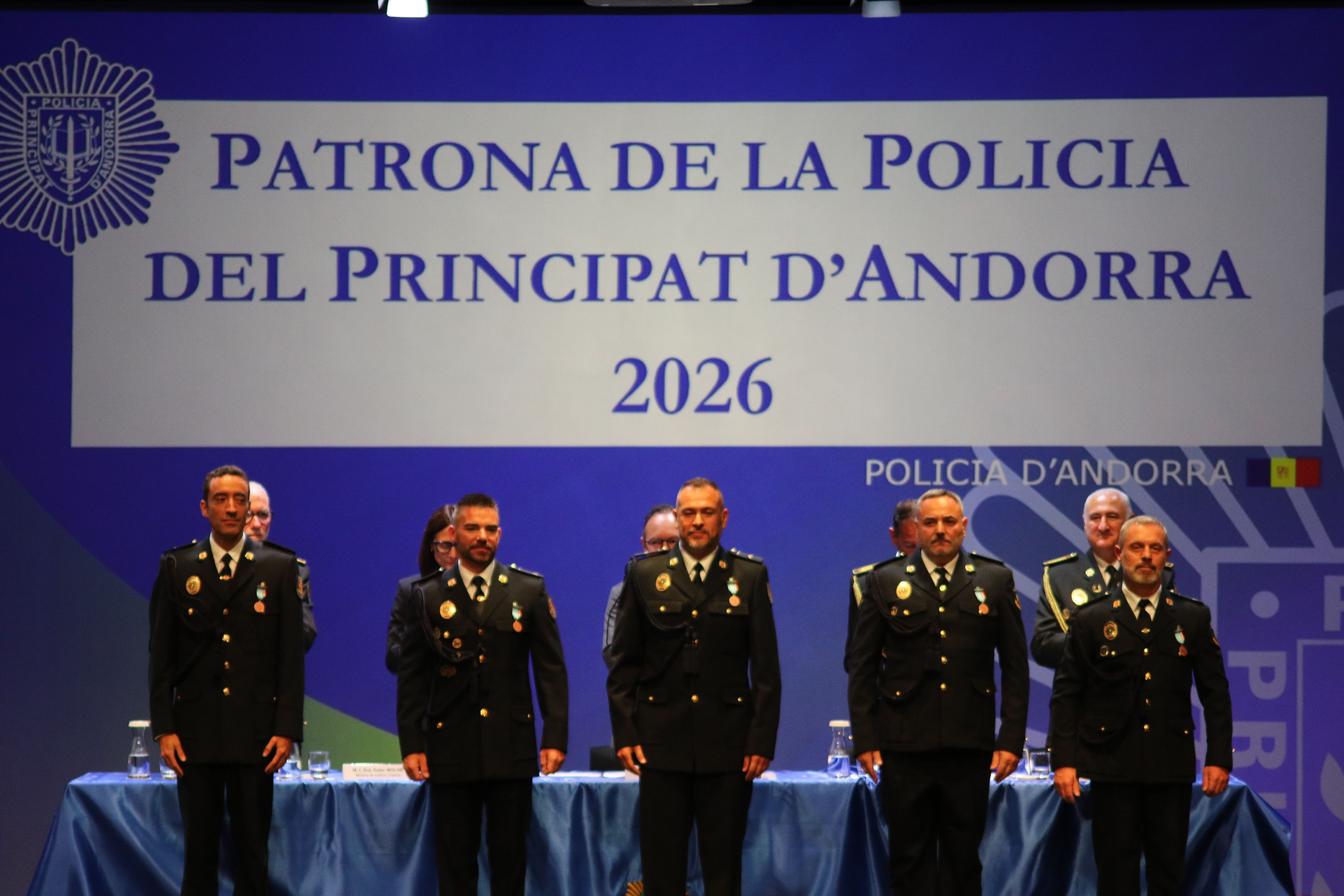 Funcionaris condecorats per mèrits policials.