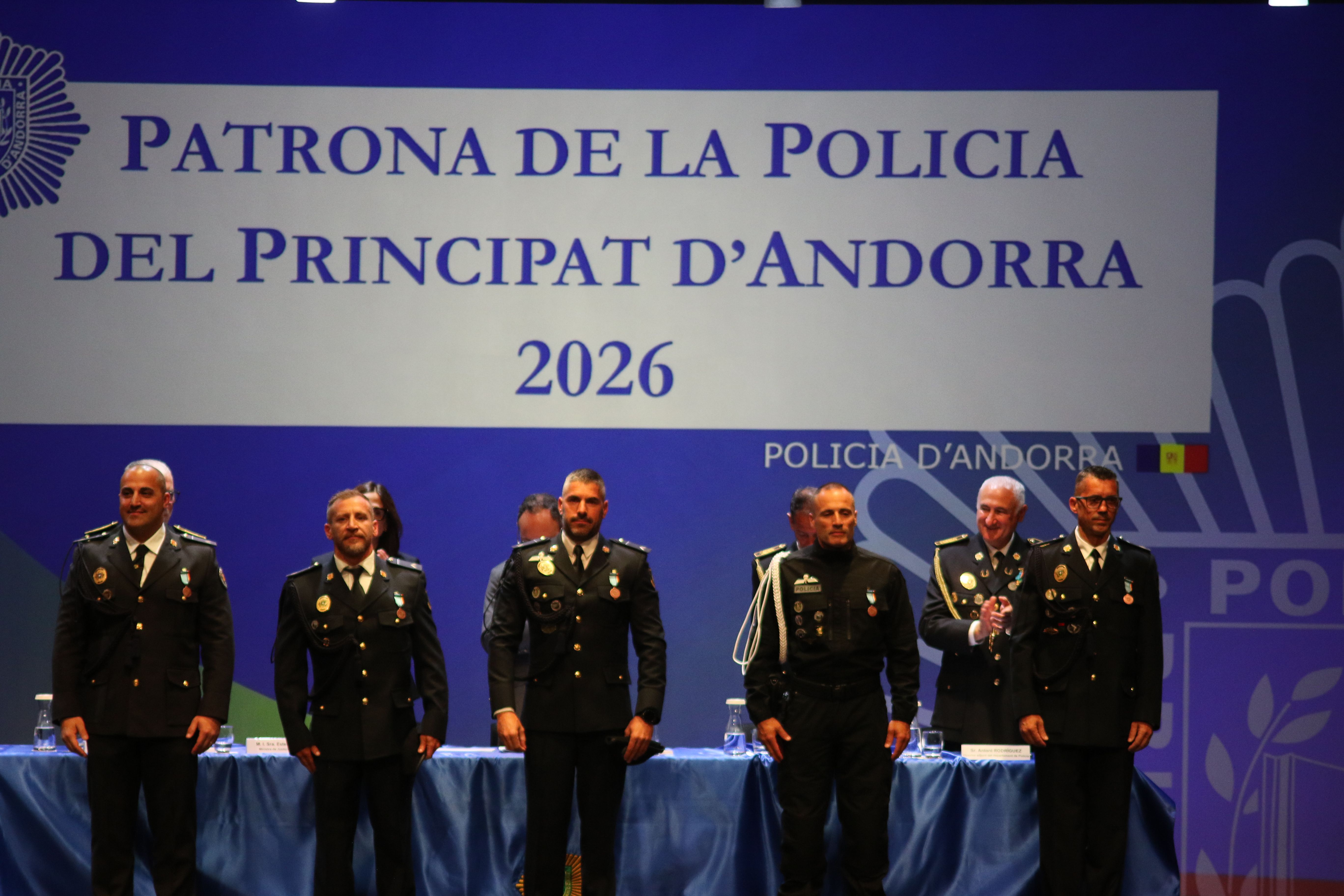 Funcionaris condecorats per mèrits policials.