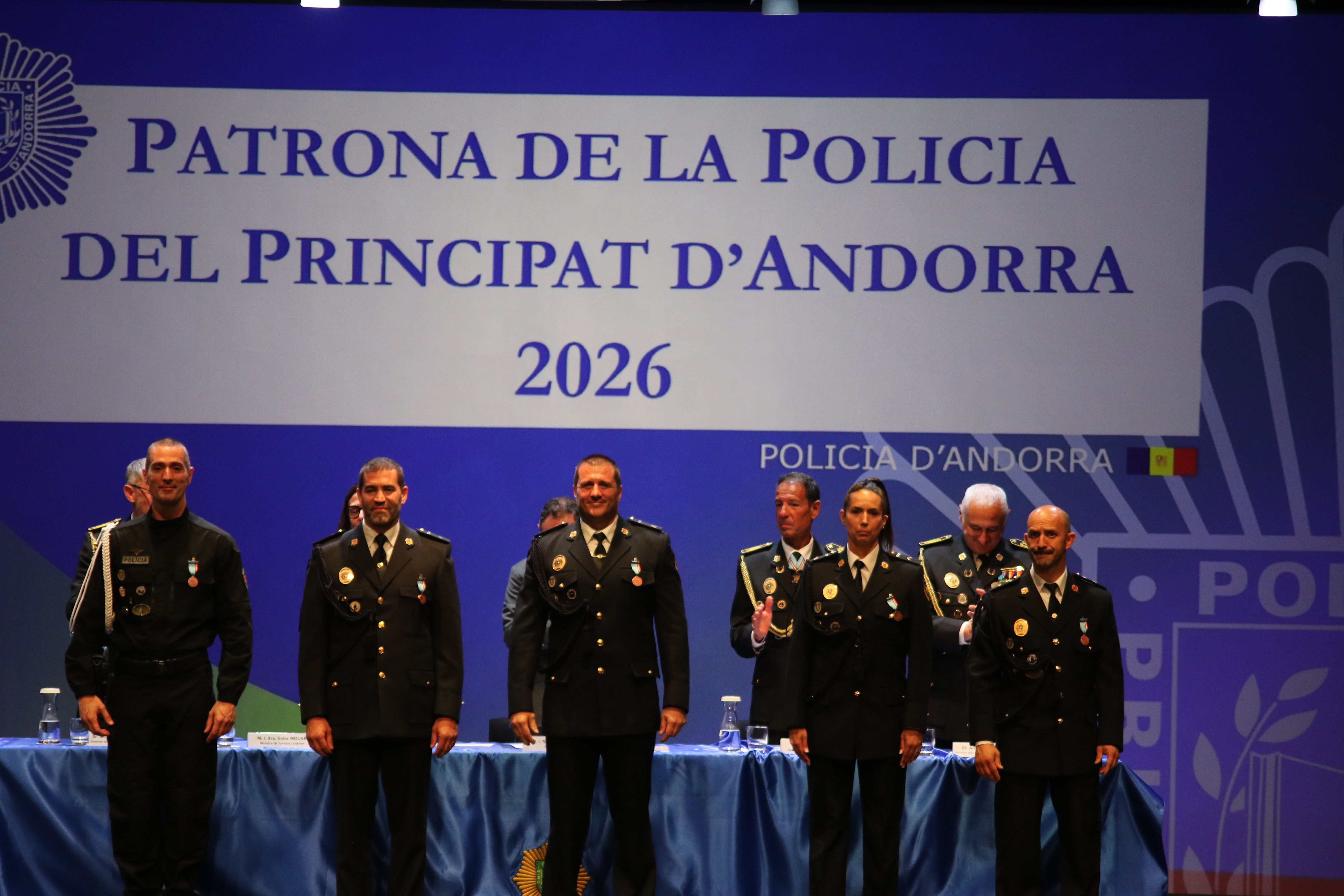 Funcionaris condecorats per mèrits policials.