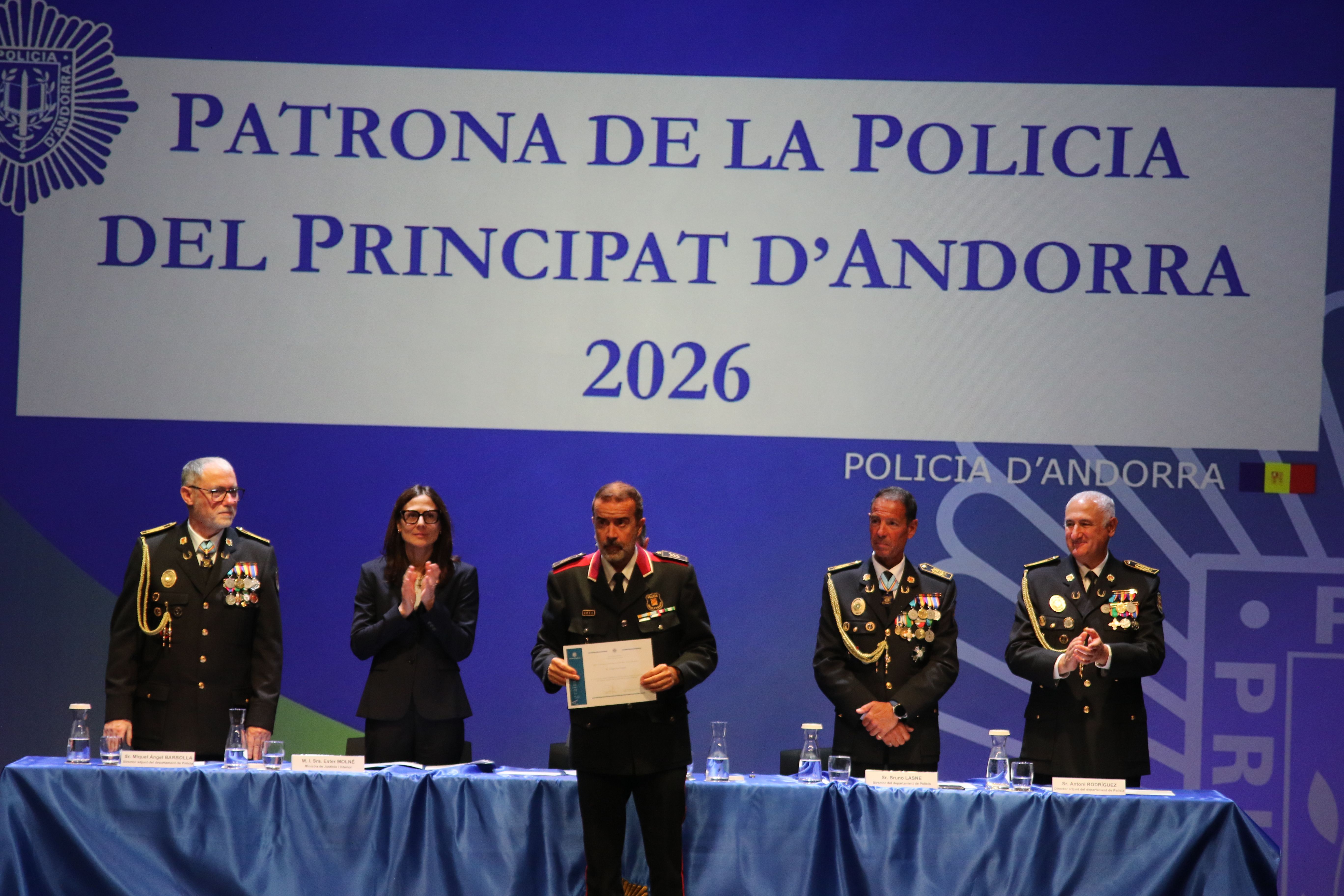 Agraïment a un comandament dels mossos a la Seu.