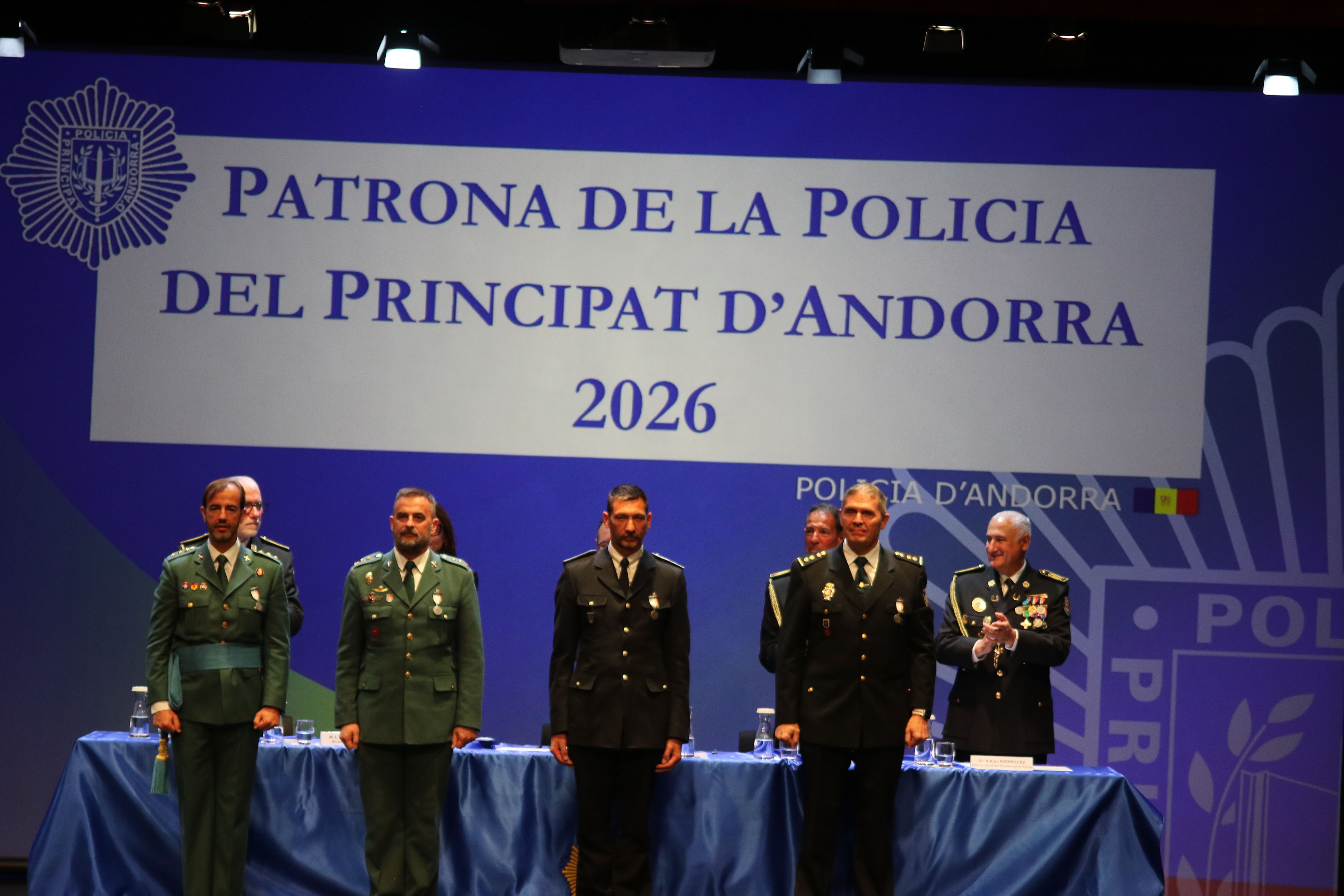 Distincions a funcionaris policials de cossos estrangers.