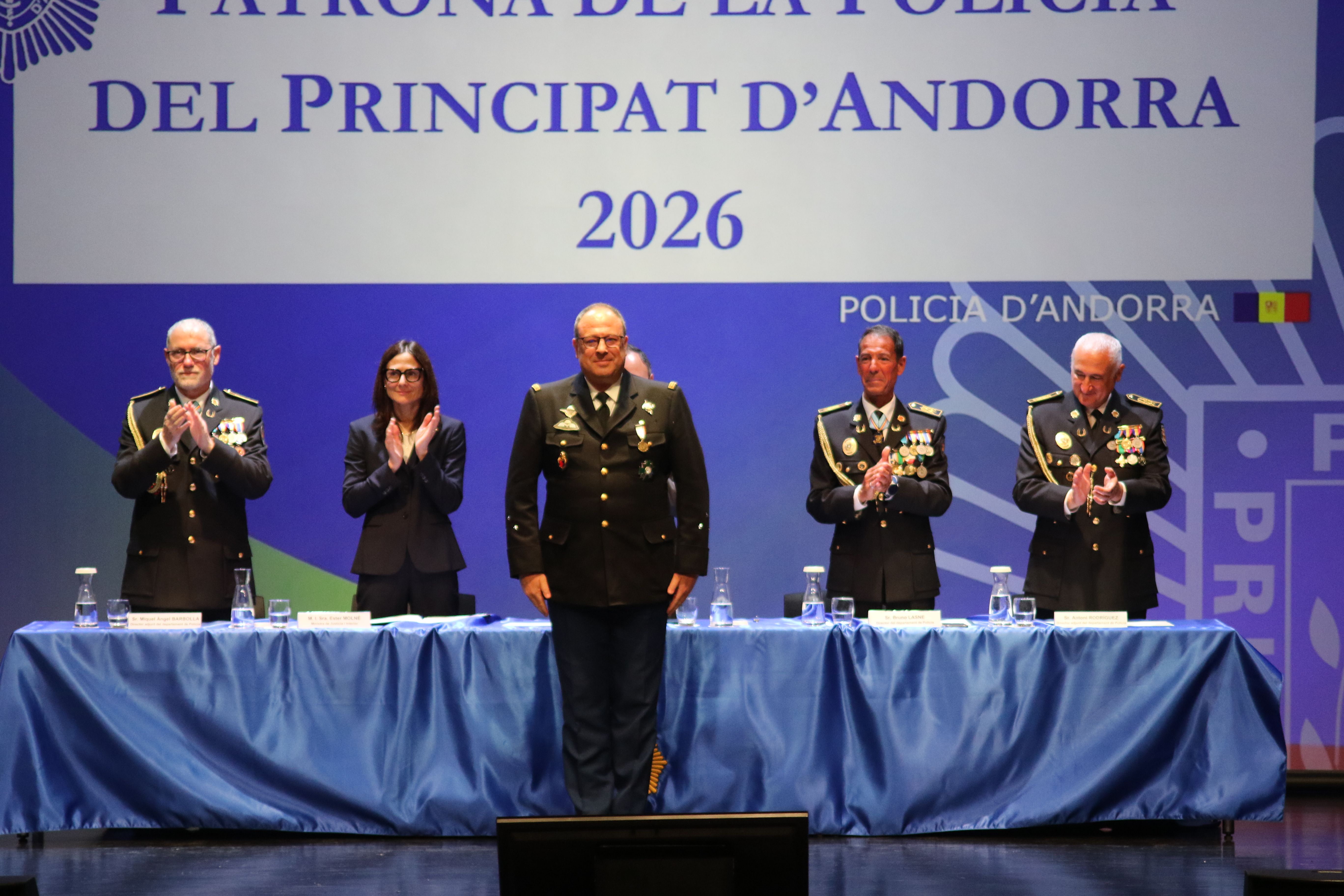 Distincions a funcionaris policials de cossos estrangers.