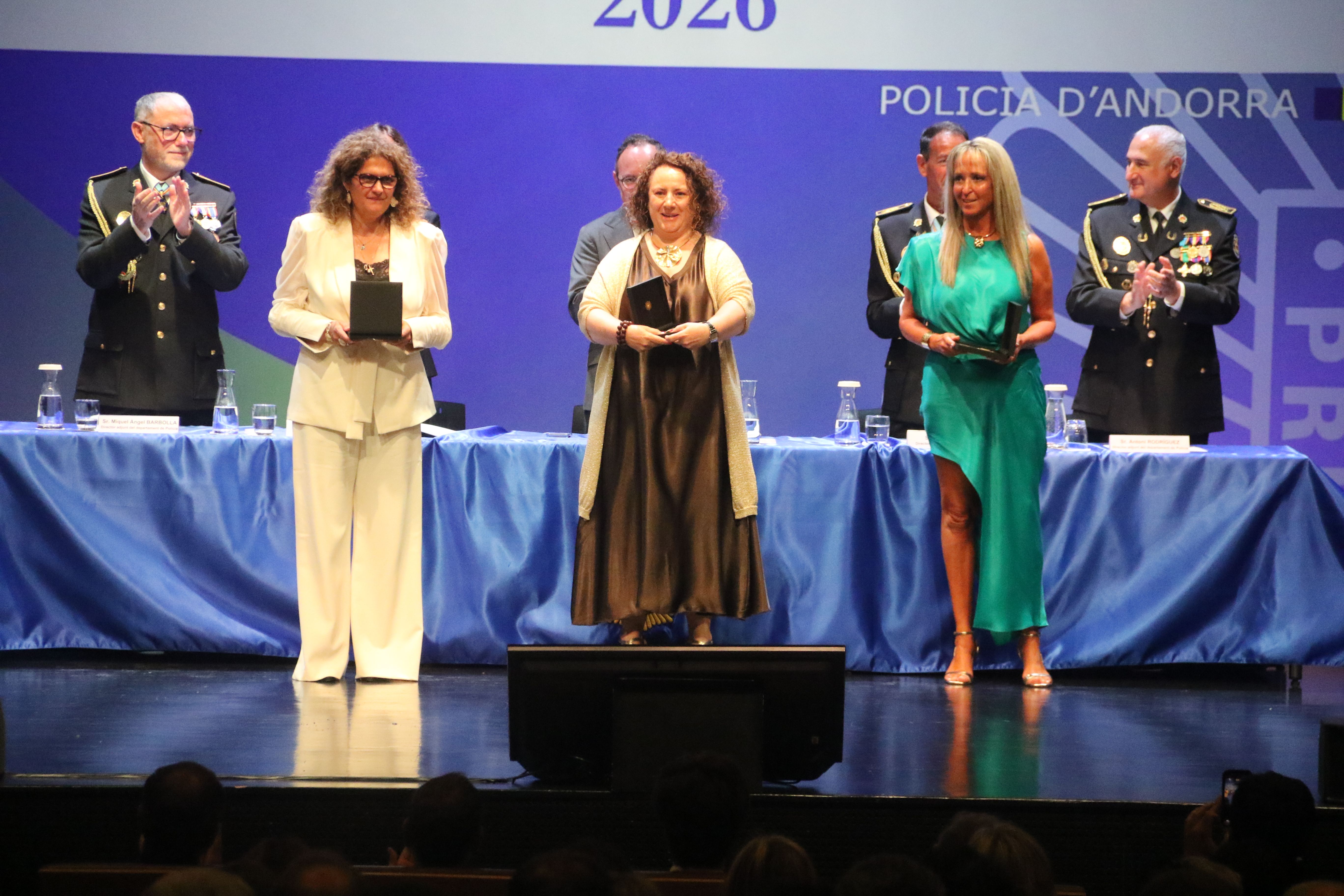 Tres tècniques administratives amb la distnció per 35 anys. 