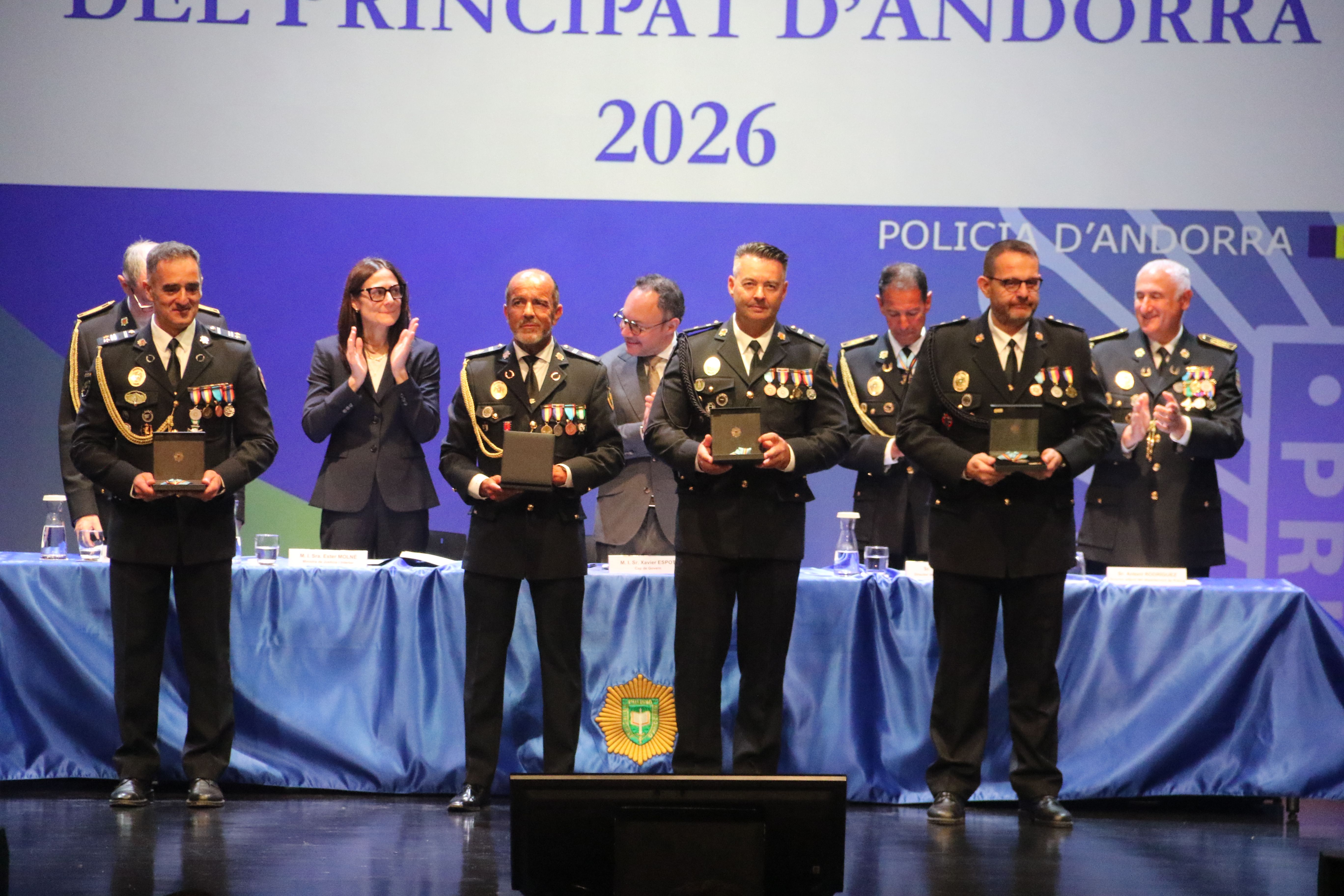 Tres funcionaris uniformats amb la distinció dels 35 anys.