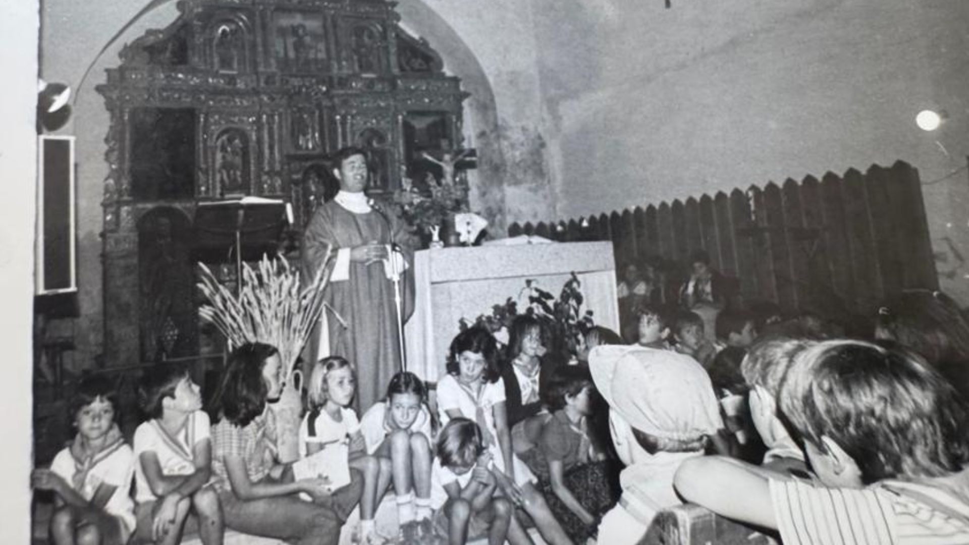 Una missa celebrada per un jove mossèn Ramon.