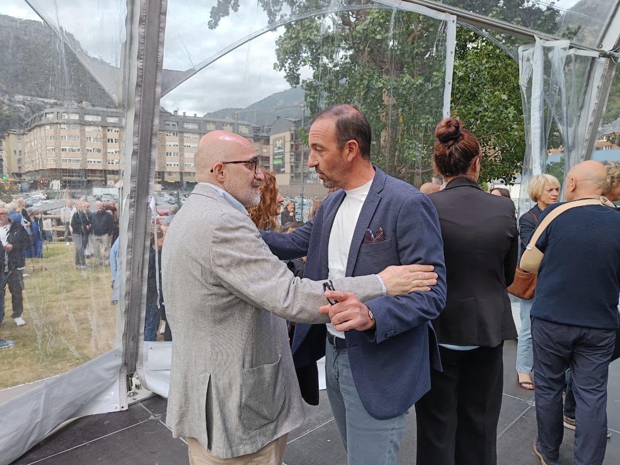 Joan Anton Rechi, director artístic del Festival, saluda el ministre de Turisme, Jordi Torres.