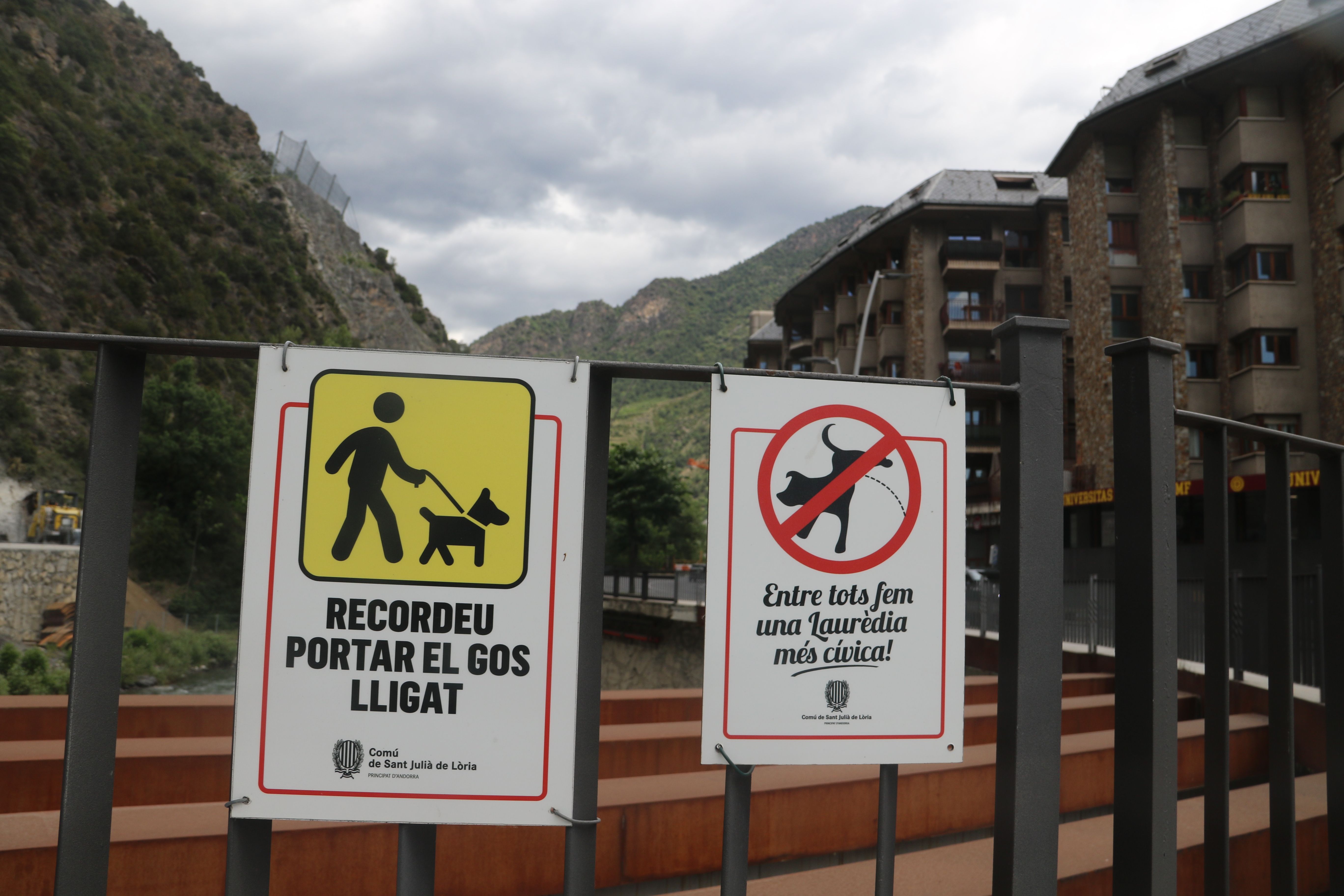 Cartells que es poden trobar per diversos punts de la parròquia.