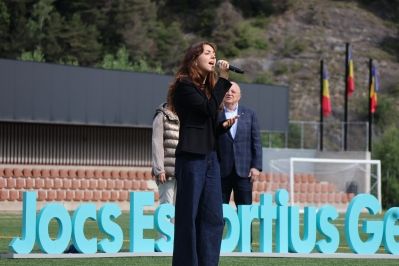 La cantant, Júlia Saura, interpretant l'himne d'Andorra.