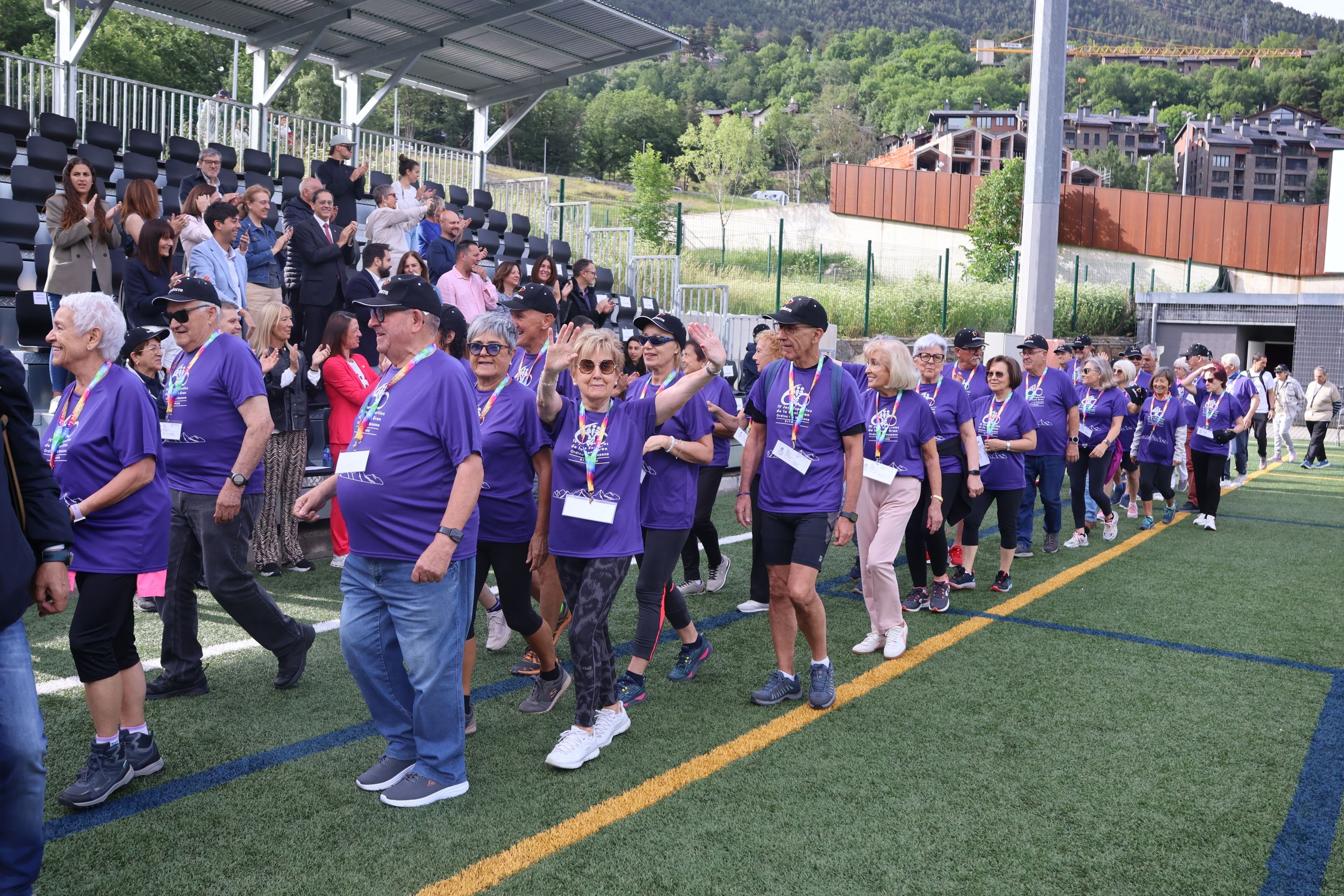 Les delegacions desfilant davant les autoritats.