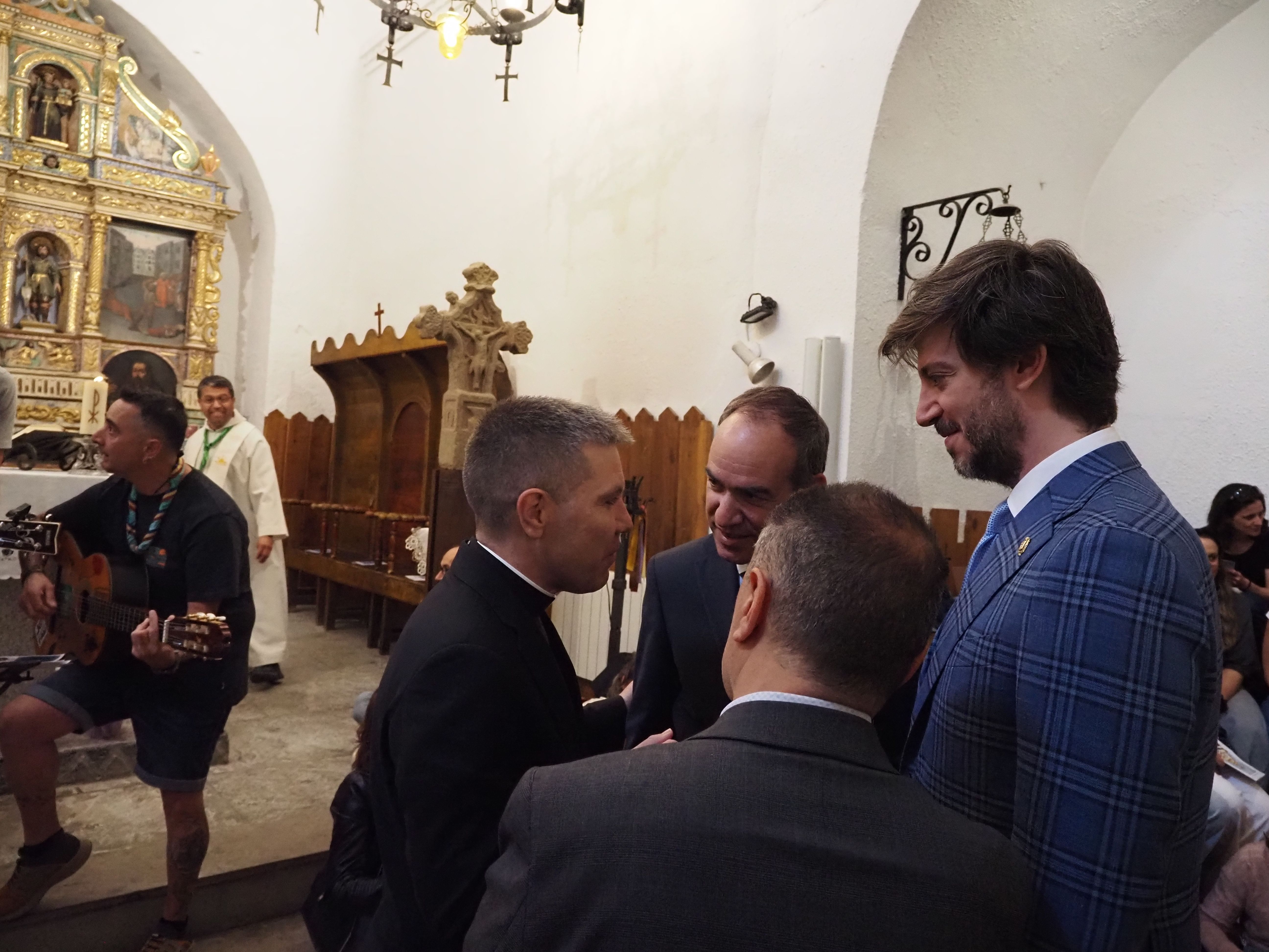 Serrano Pentinat conversant amb Ensenyat, Alcobé i Casal.