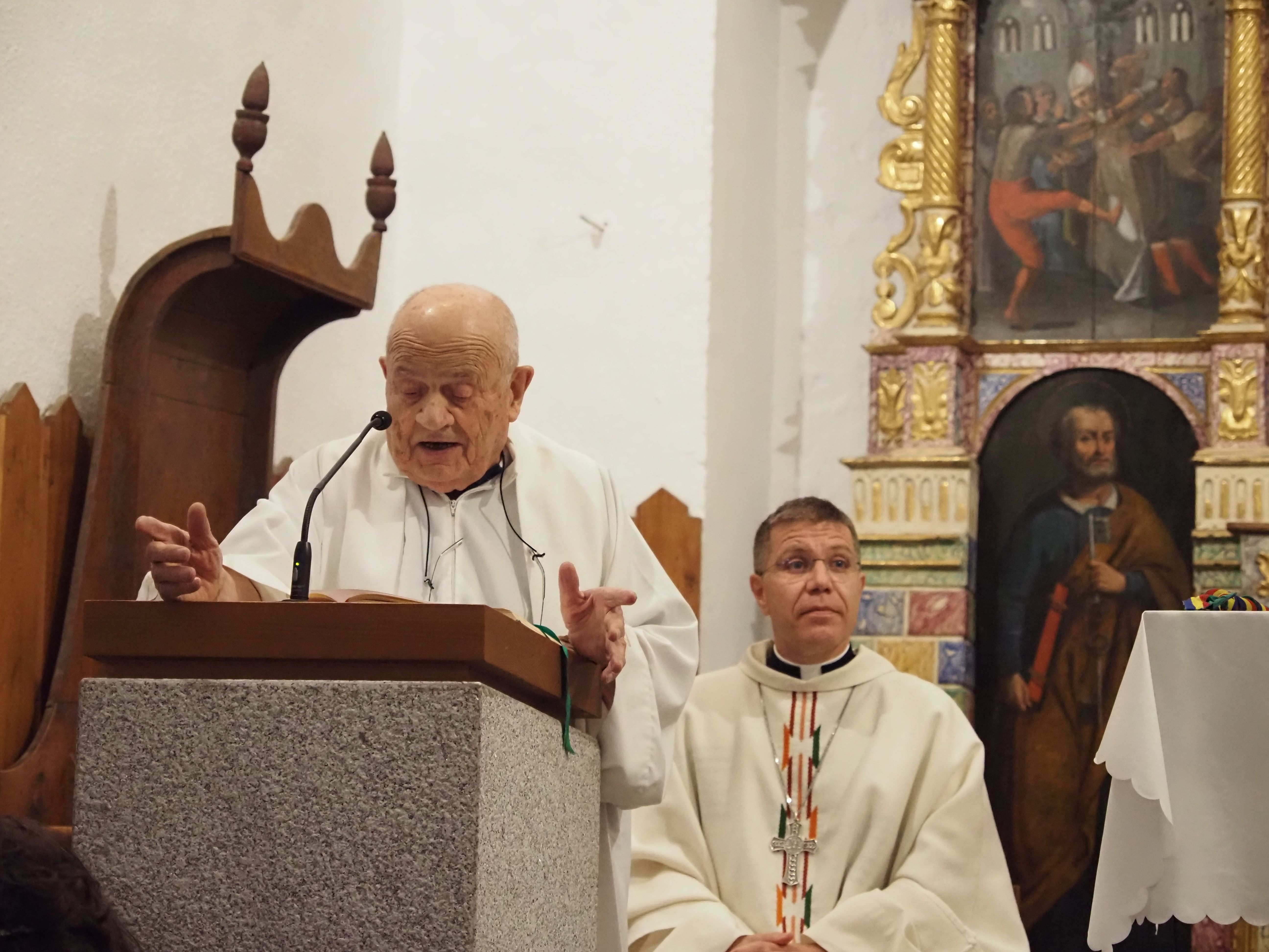 Mossèn Ramon durant la missa.