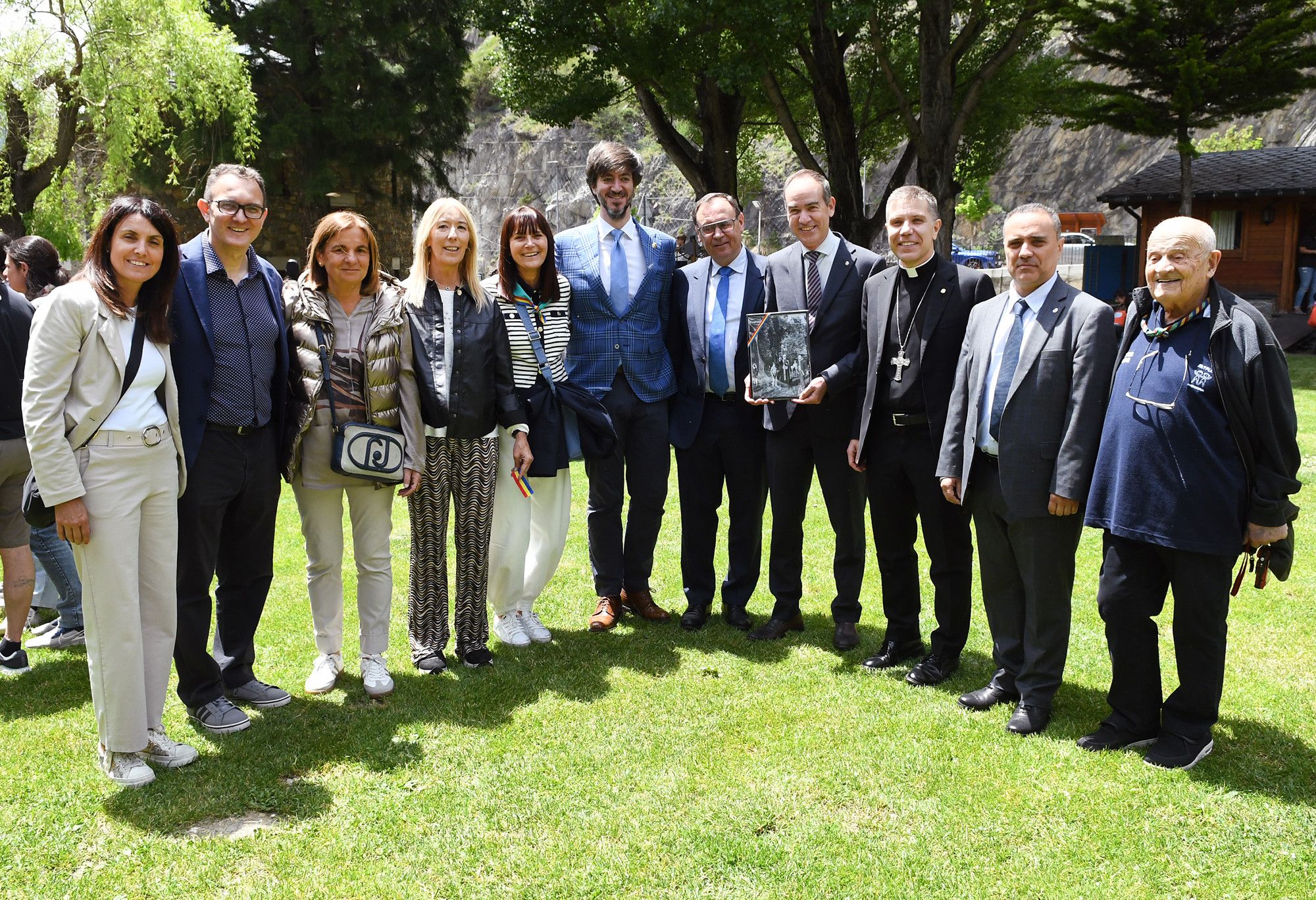 Les autoritats amb mossèn Ramon i el bisbe.