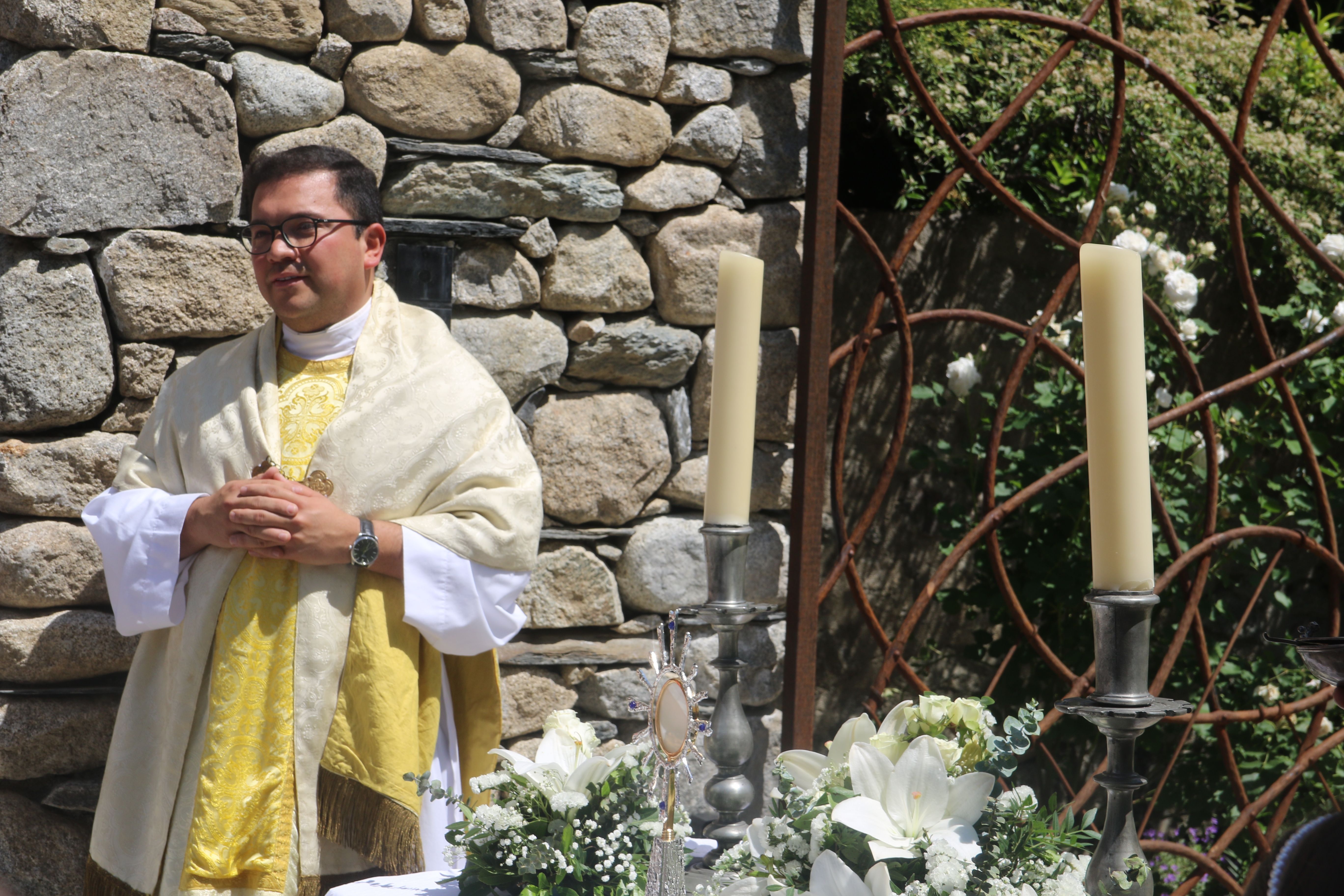 Mossèn Vargas al costat d'un dels altars. Mossèn Vargas al costat d'un dels altars.