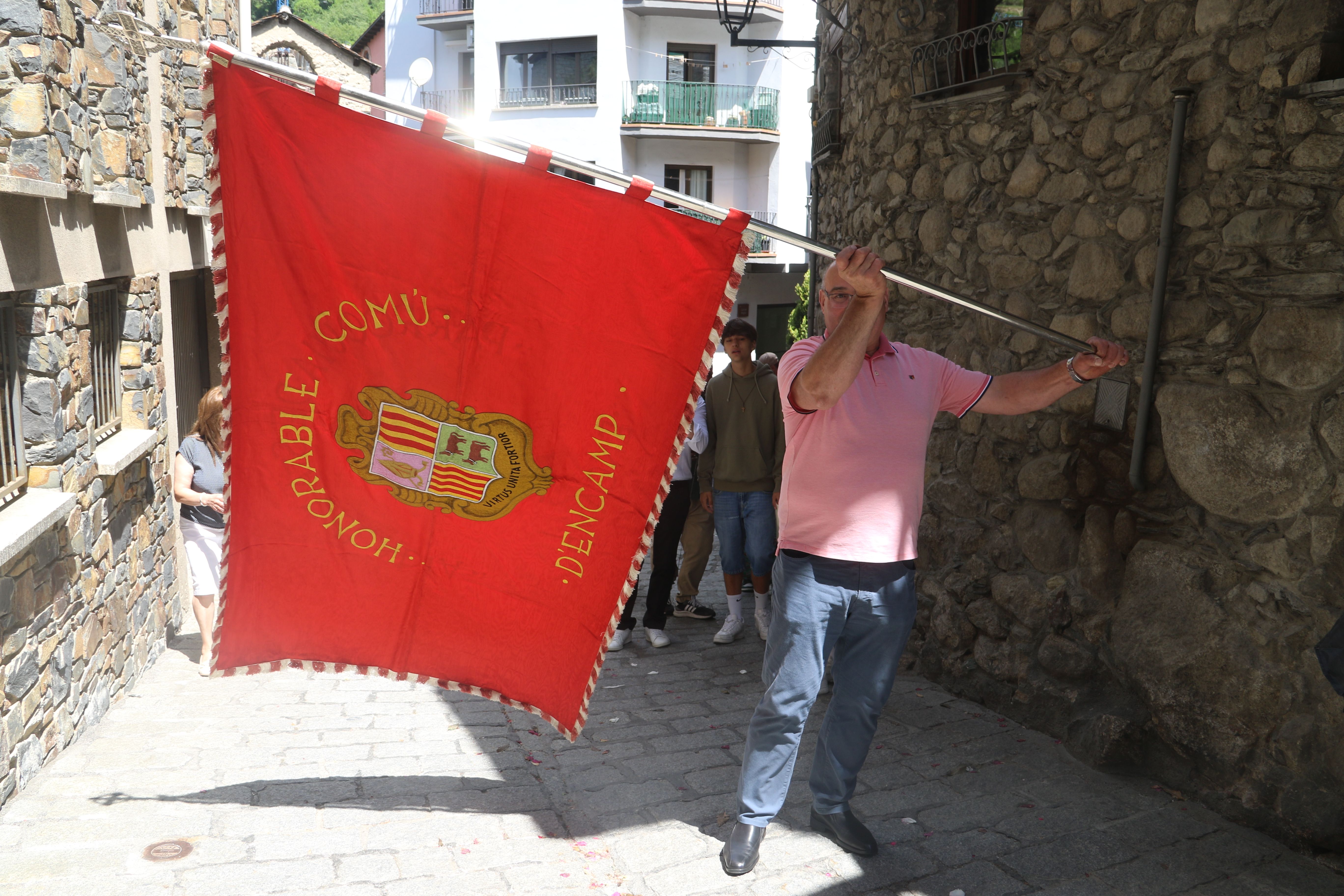 L'estendard que amb la creu presidia la processí. L'estendard que amb la creu presidia la processí.