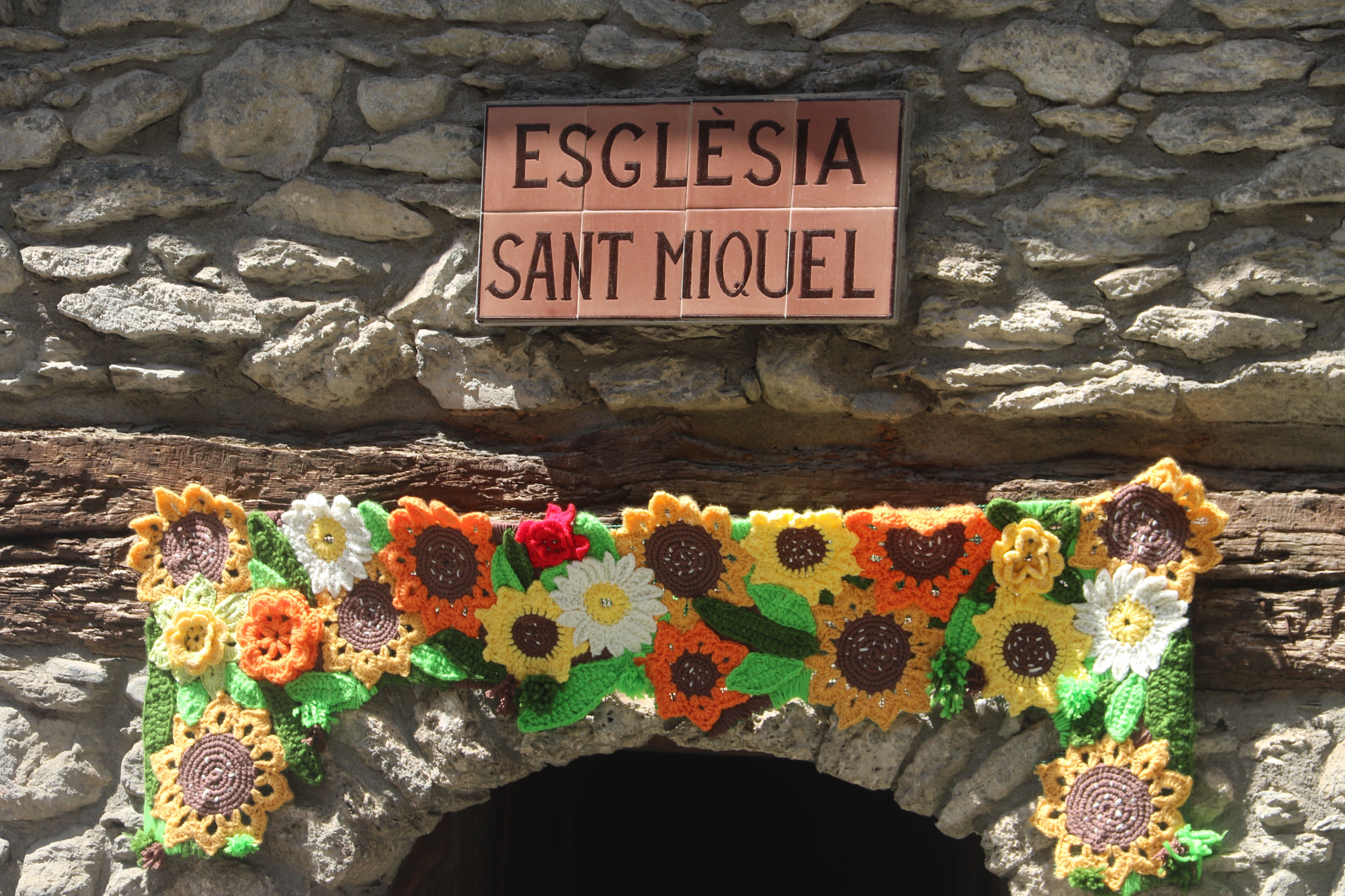 Decoració de l'entrada a l'església de sant Miquel. Decoració de l'entrada a l'església de sant Miquel.