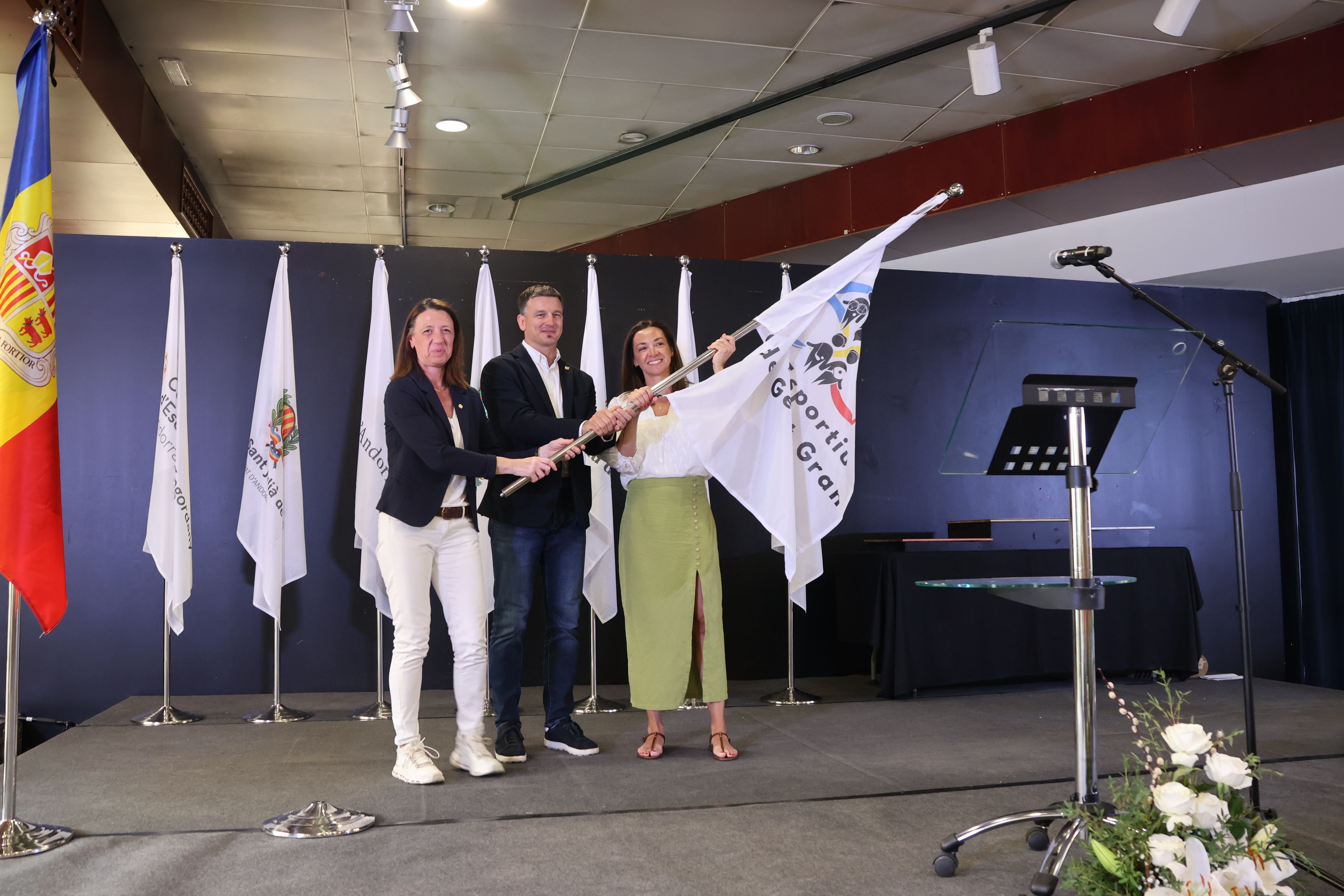 Moment del traspàs de la bandera.