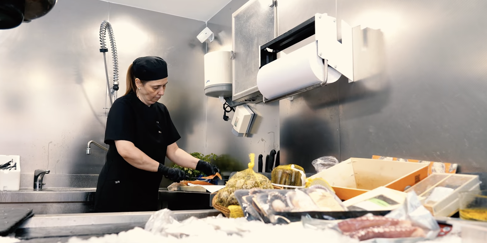 Núria Rosselló en plena tasca a la peixateria. Núria Rosselló en plena tasca a la peixateria.