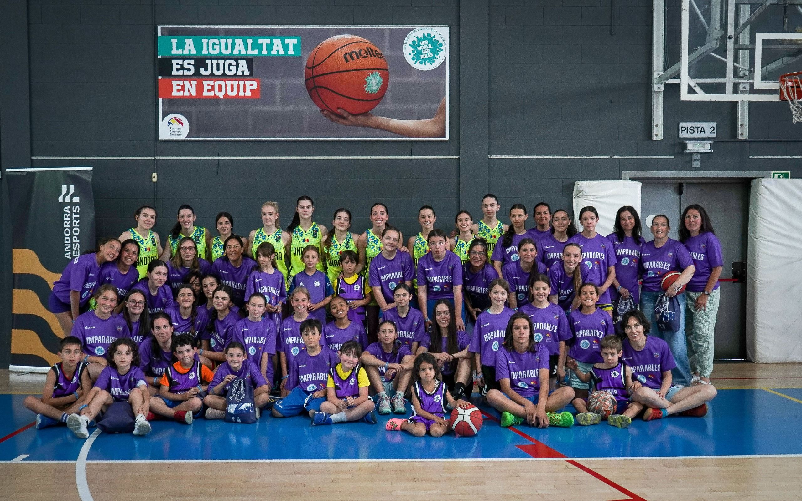Una seixantena de participants comparteixen pista amb la selecció nacional femenina de bàsquet.