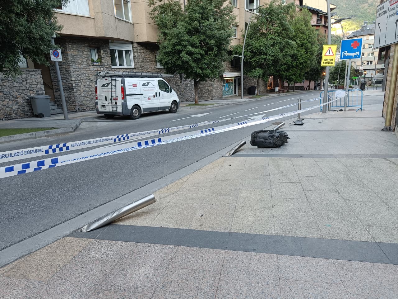 Les restes del vehicle a l'avinguda Fiter i Rossell.