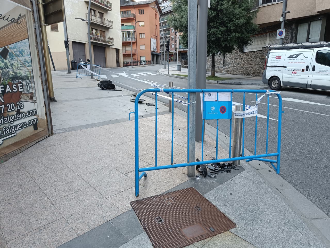 Les restes del vehicle a l'avinguda Fiter i Rossell. Les restes del vehicle a l'avinguda Fiter i Rossell.