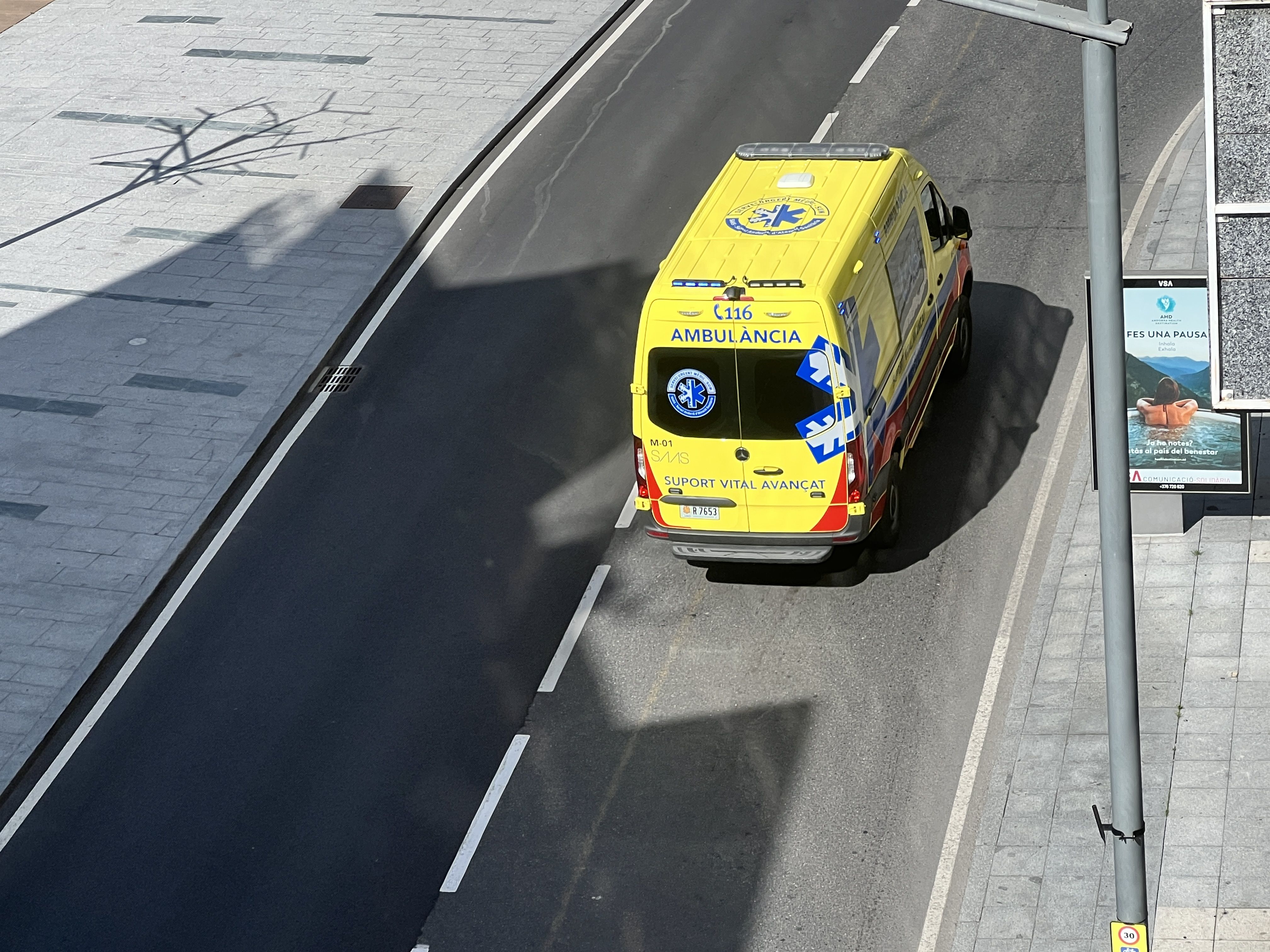 Una ambulància del SUM traslladant-se cap a l'hospital. Una ambulància del SUM traslladant-se cap a l'hospital.