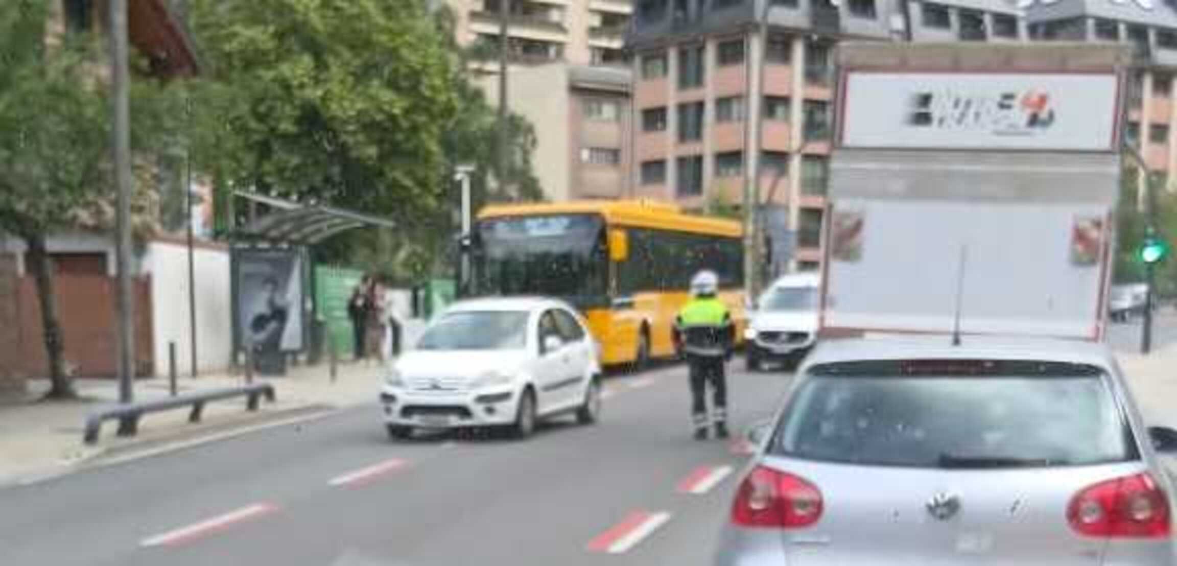 Un agent de circulació gestionant la situació poc després de la col·lisió.