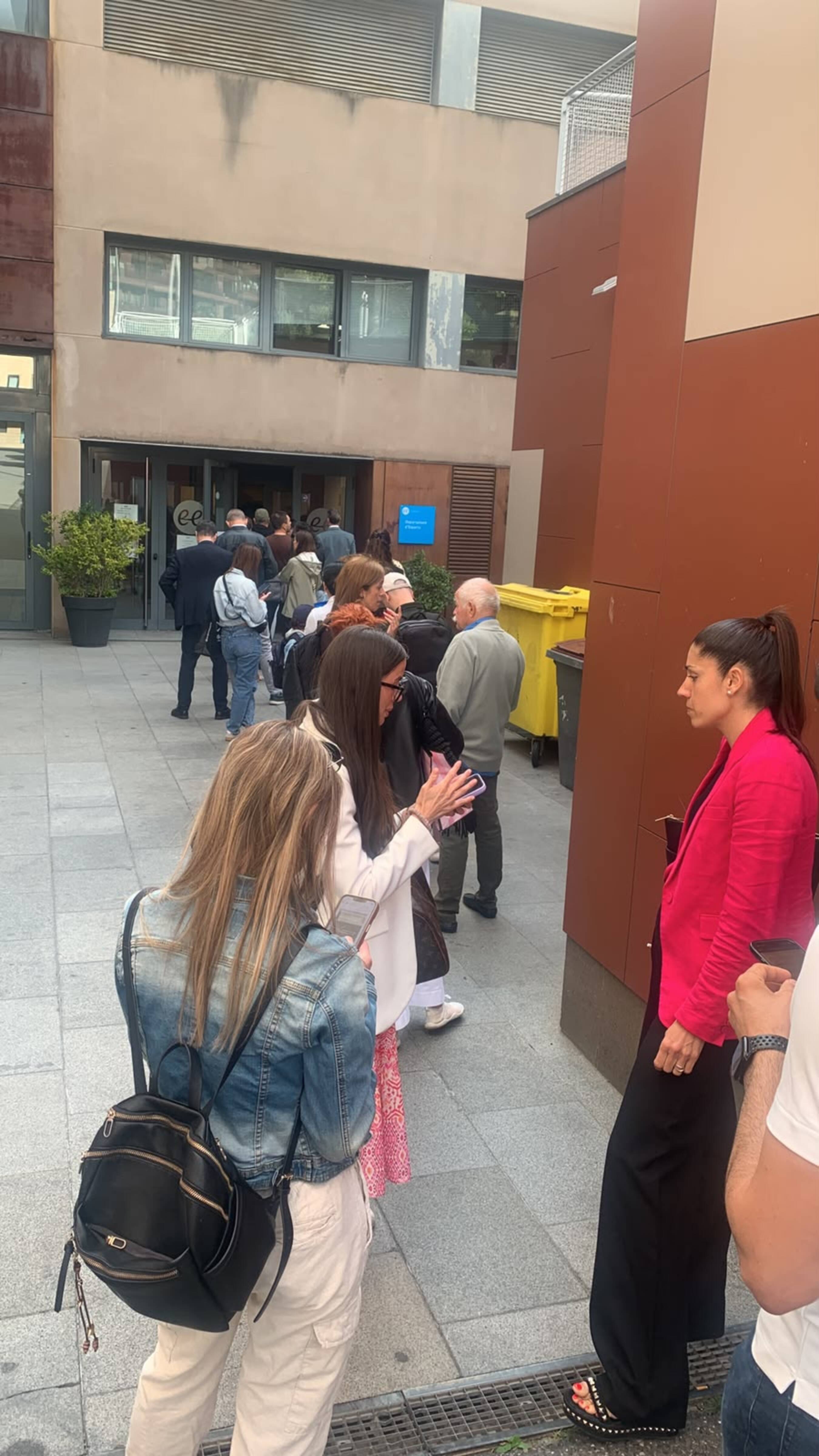 La cua al Prat del Roure per poder inscriure els fills a les activitats d'estiu. La cua al Prat del Roure per poder inscriure els fills a les activitats d'estiu.