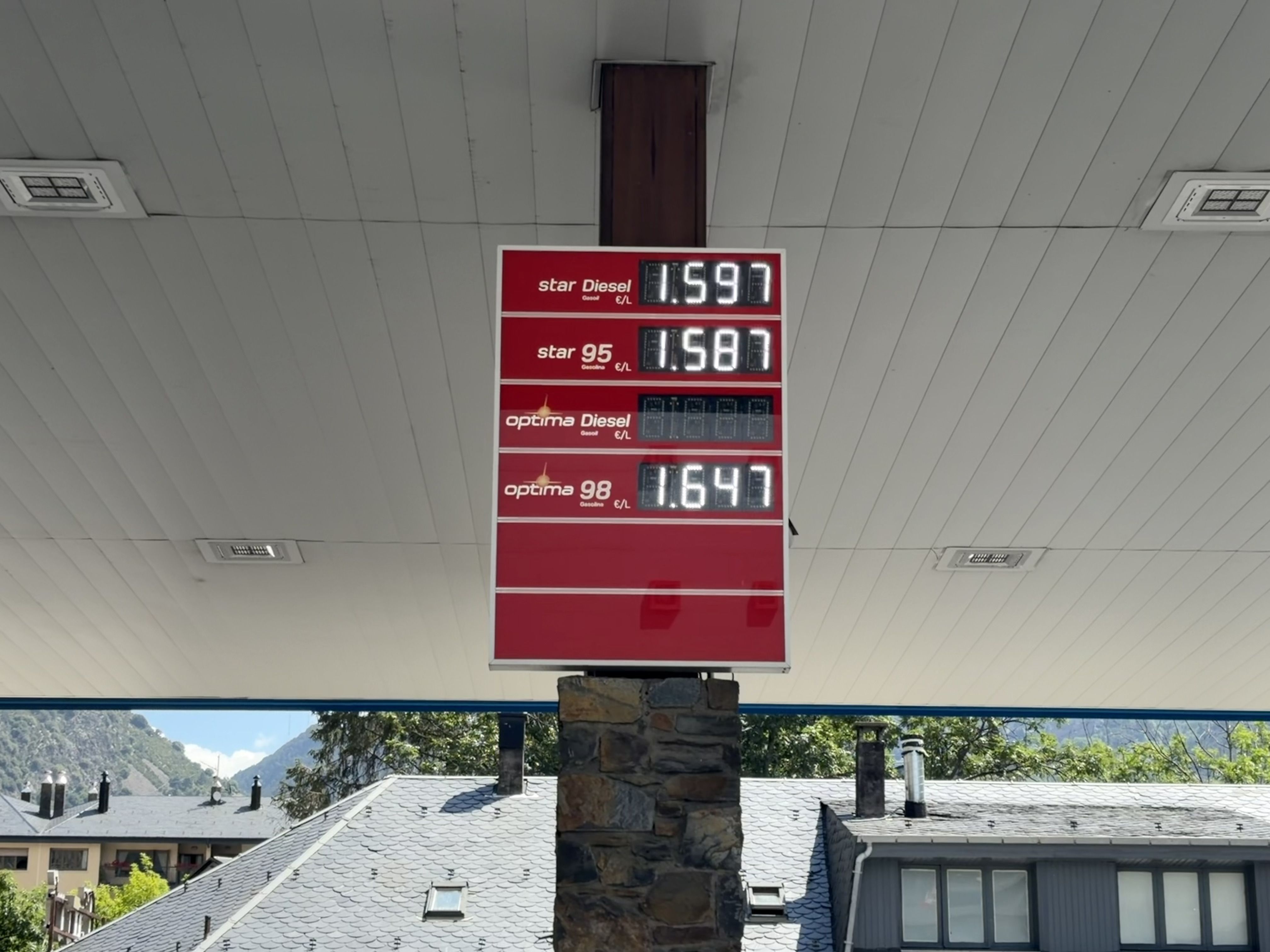 Preus del combustible a una estació de servei del centre d'Andorra aquest dilluns. Preus del combustible a una estació de servei del centre d'Andorra aquest dilluns.