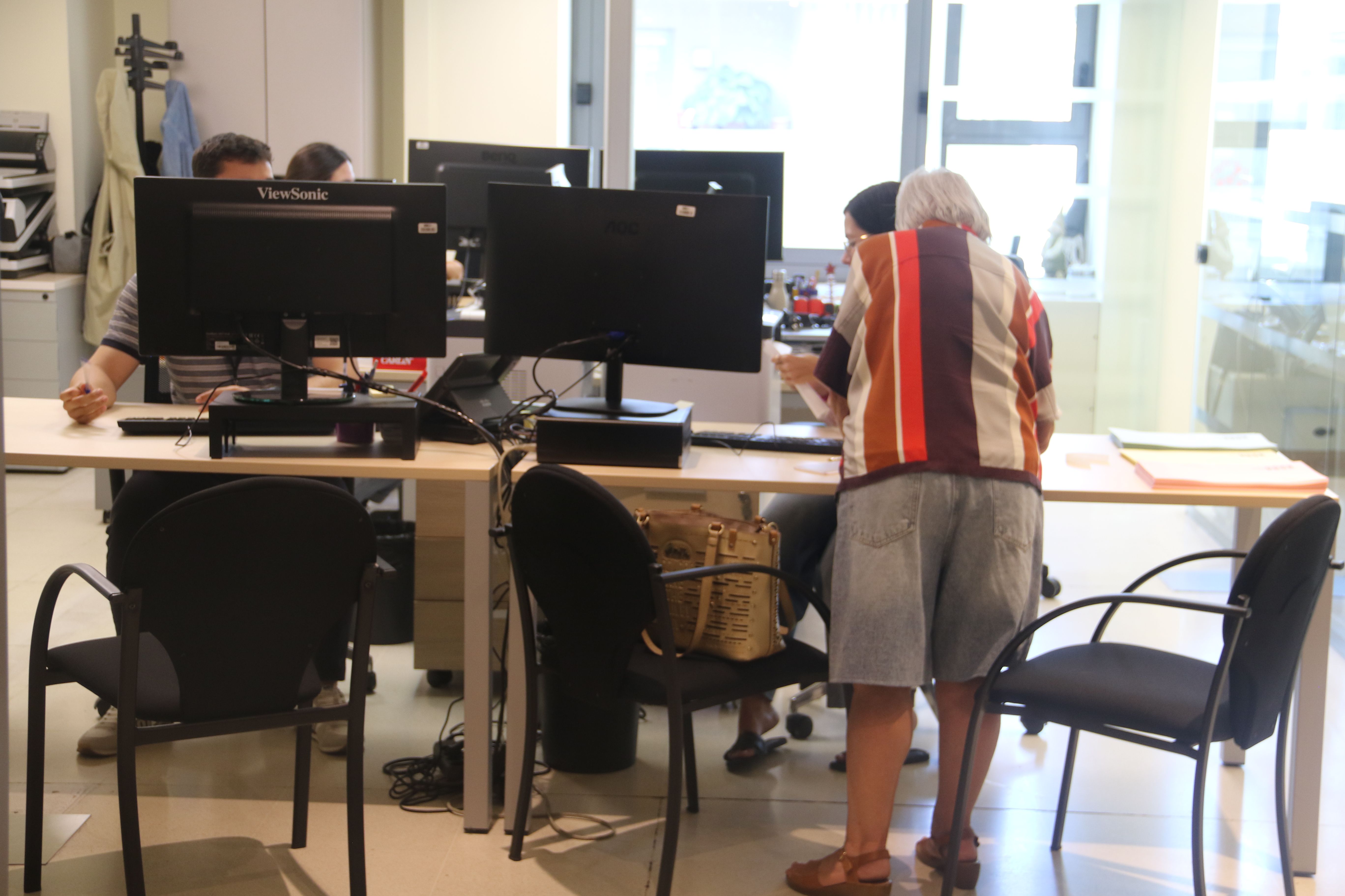 Una electora a la seu central de la CASS aquest migdia fent els tràmits per poder votar. Una electora a la seu central de la CASS aquest migdia fent els tràmits per poder votar.