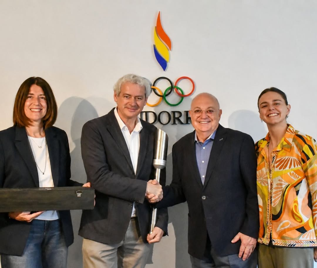 Lliurament d’una torxa dels JPEE Andorra 2025 a Toni Cruz en reconeixement i agraïment per la seva contribució als Jocs.