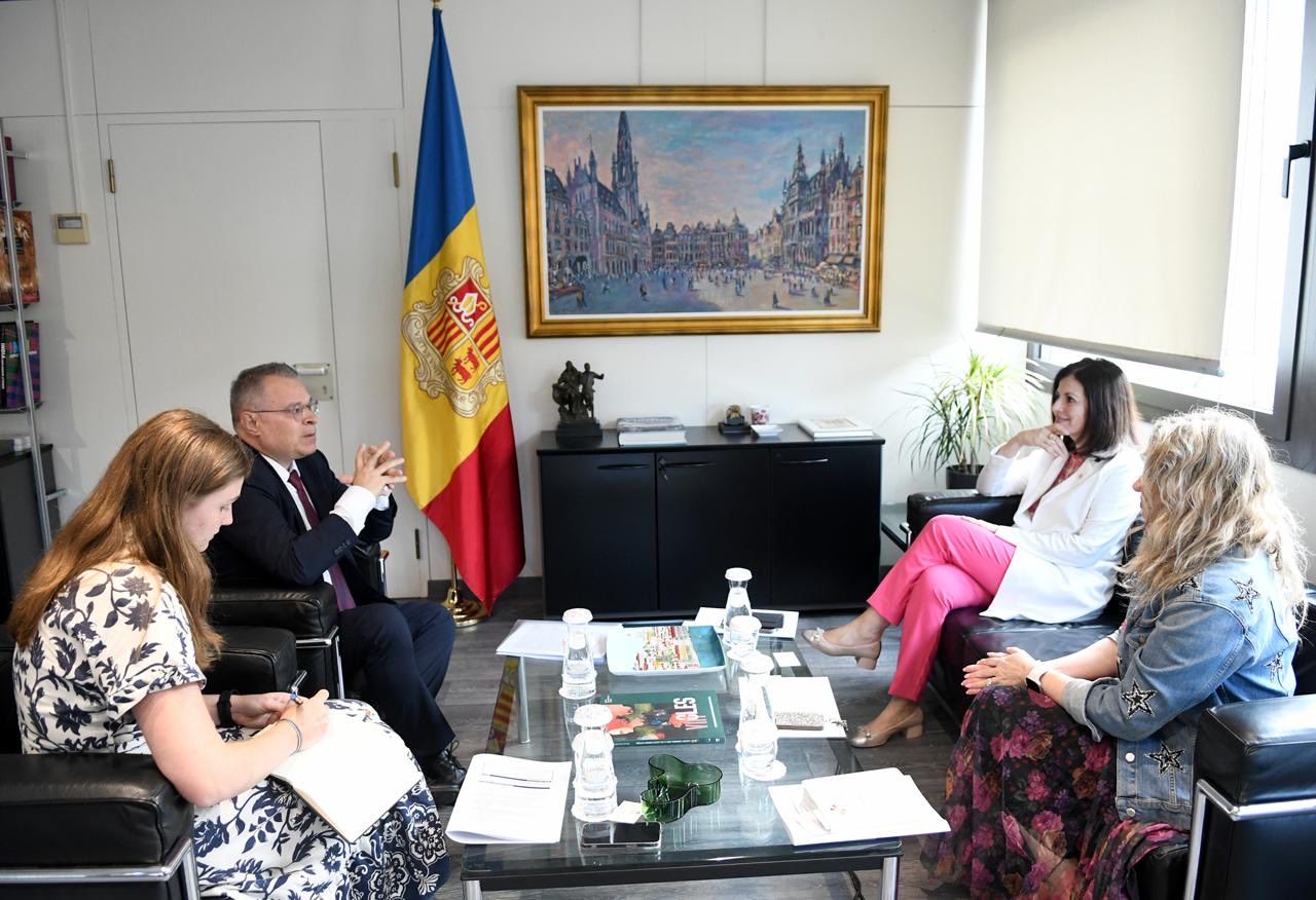 Un instant de la reunió entre Tor i Stoyanov. // Govern d'Andorra La portaveu del Sindicat, Rebeca Bonache.