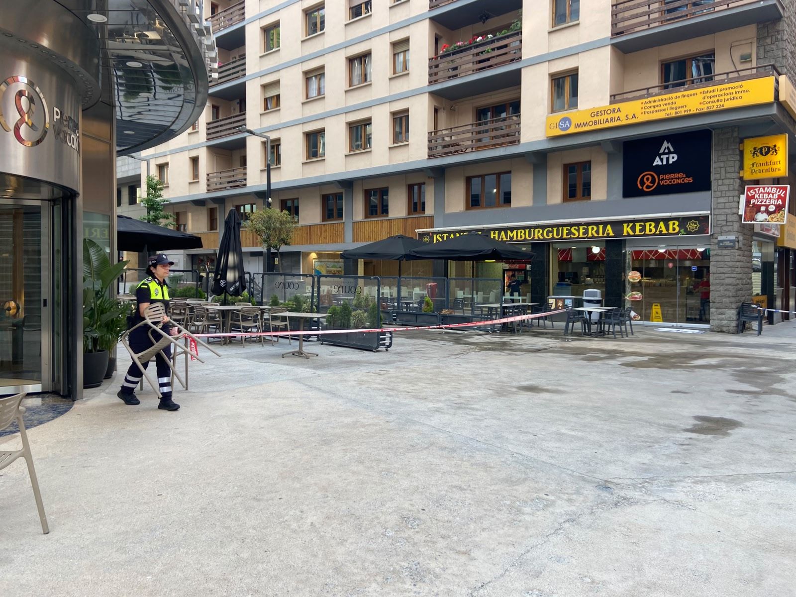 Precintat la zona de l'edifici. Precintat la zona de l'edifici.