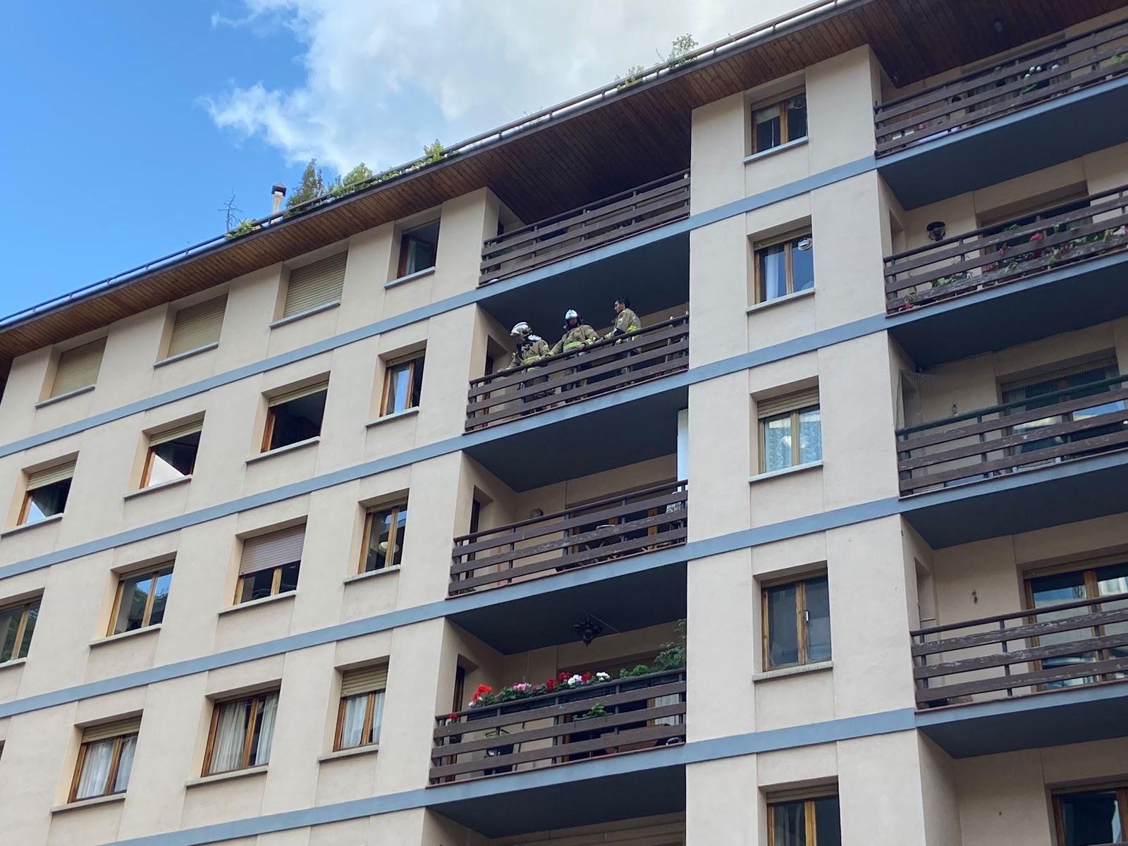 Els bombers, acabant de ventilar i examinant la cinquena planta de l'edifici. Els bombers, acabant de ventilar i examinant la cinquena planta de l'edifici.