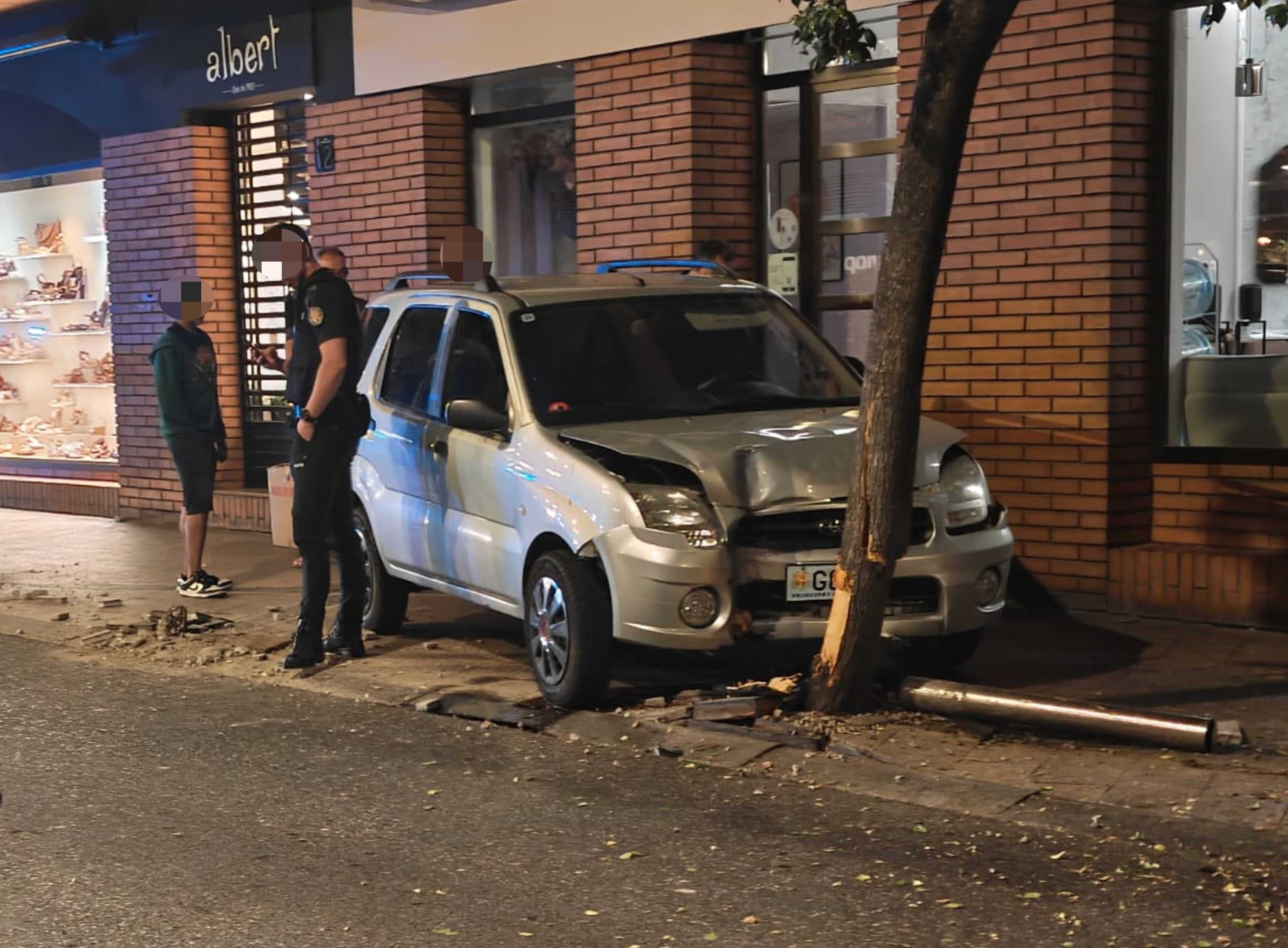 El cotxe accidentat poc després del sinistre. El cotxe accidentat poc després del sinistre.