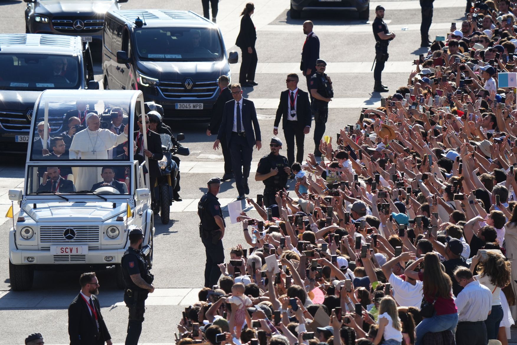 El papa Lleó XIV a Madrid, amb el papamòbil que també usarà a Barcelona.