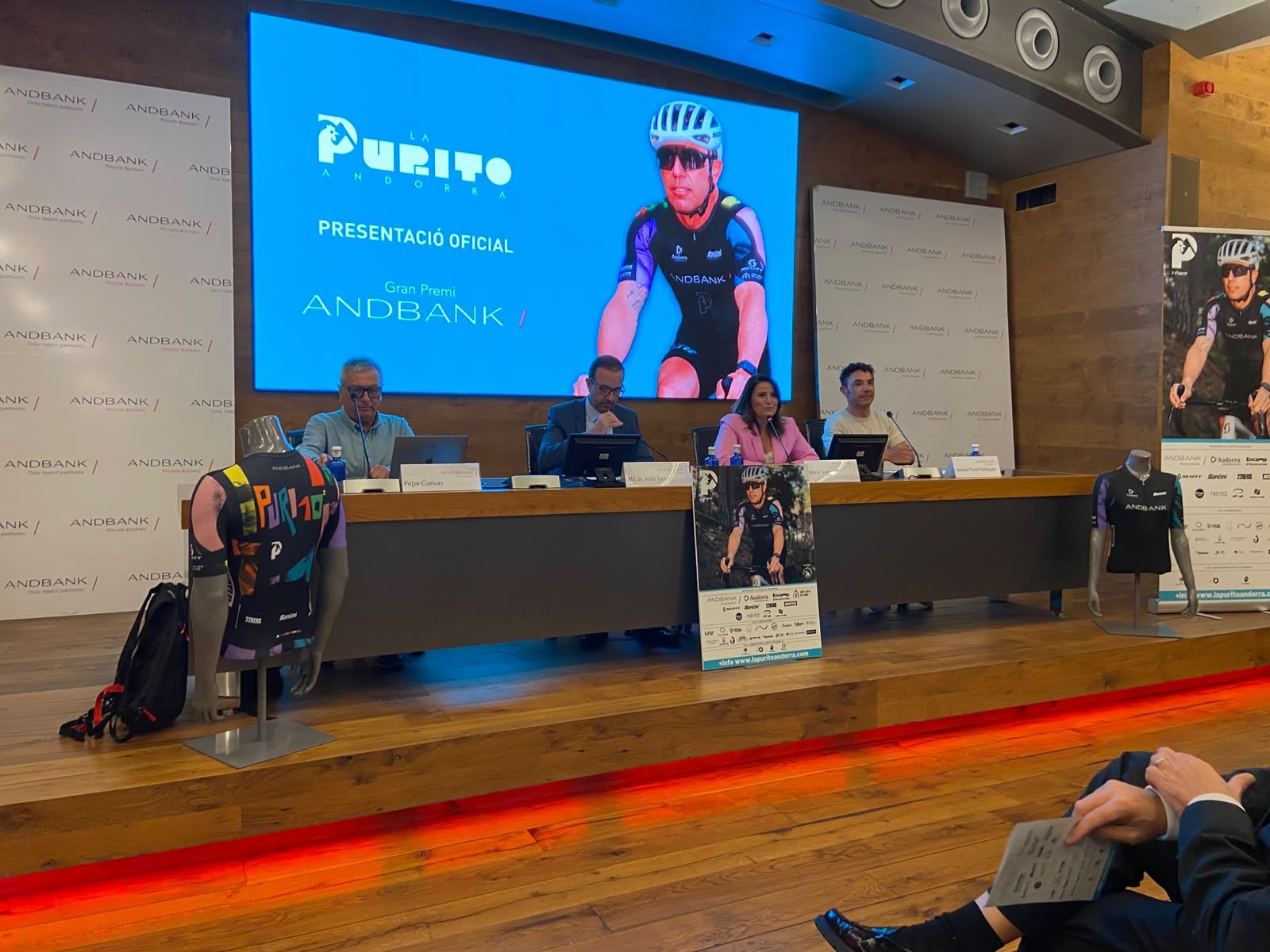 Cuevas, Torres, Suárez i Purito, els qui han intervingut a la roda de premsa. La portaveu del Sindicat, Rebeca Bonache.
