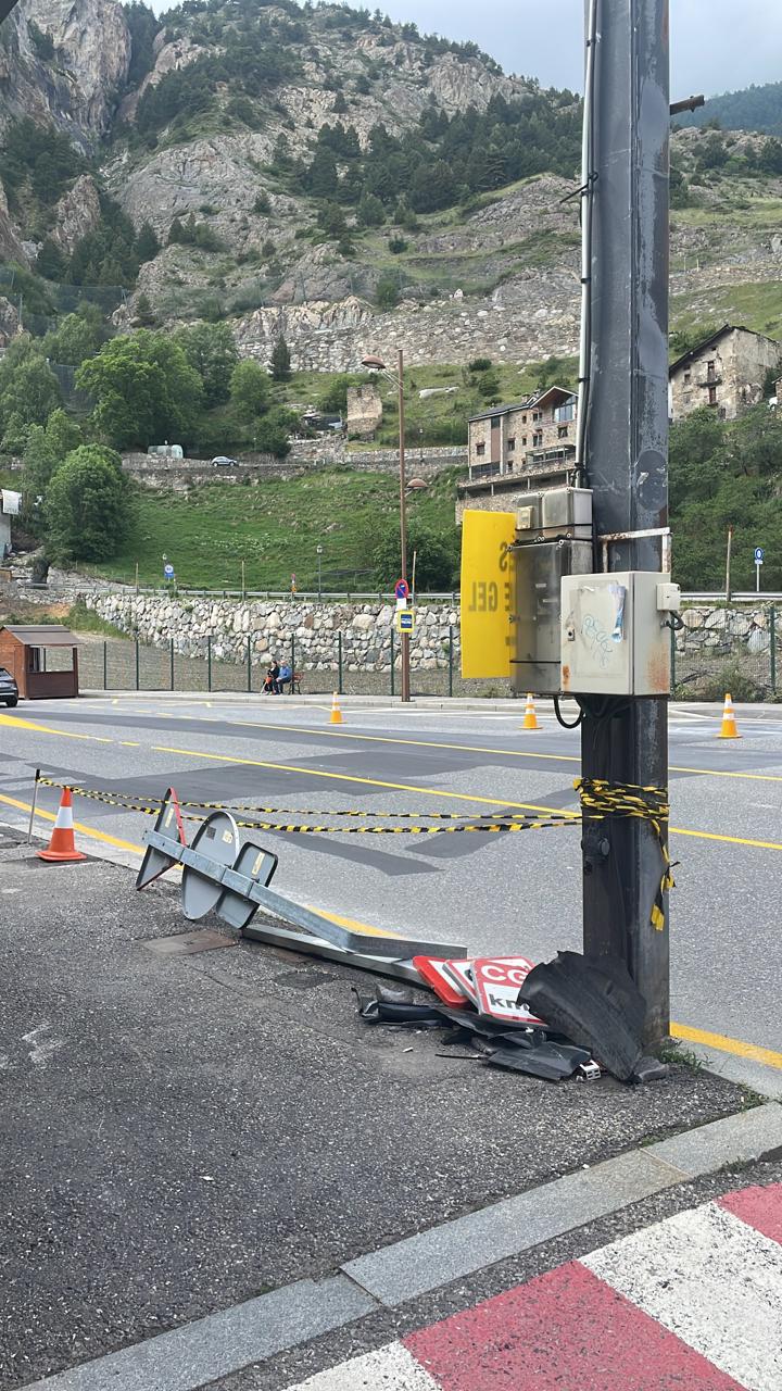 Així han assegurat la zona els agents de circulació de Canillo després de l'accident. La portaveu del Sindicat, Rebeca Bonache.