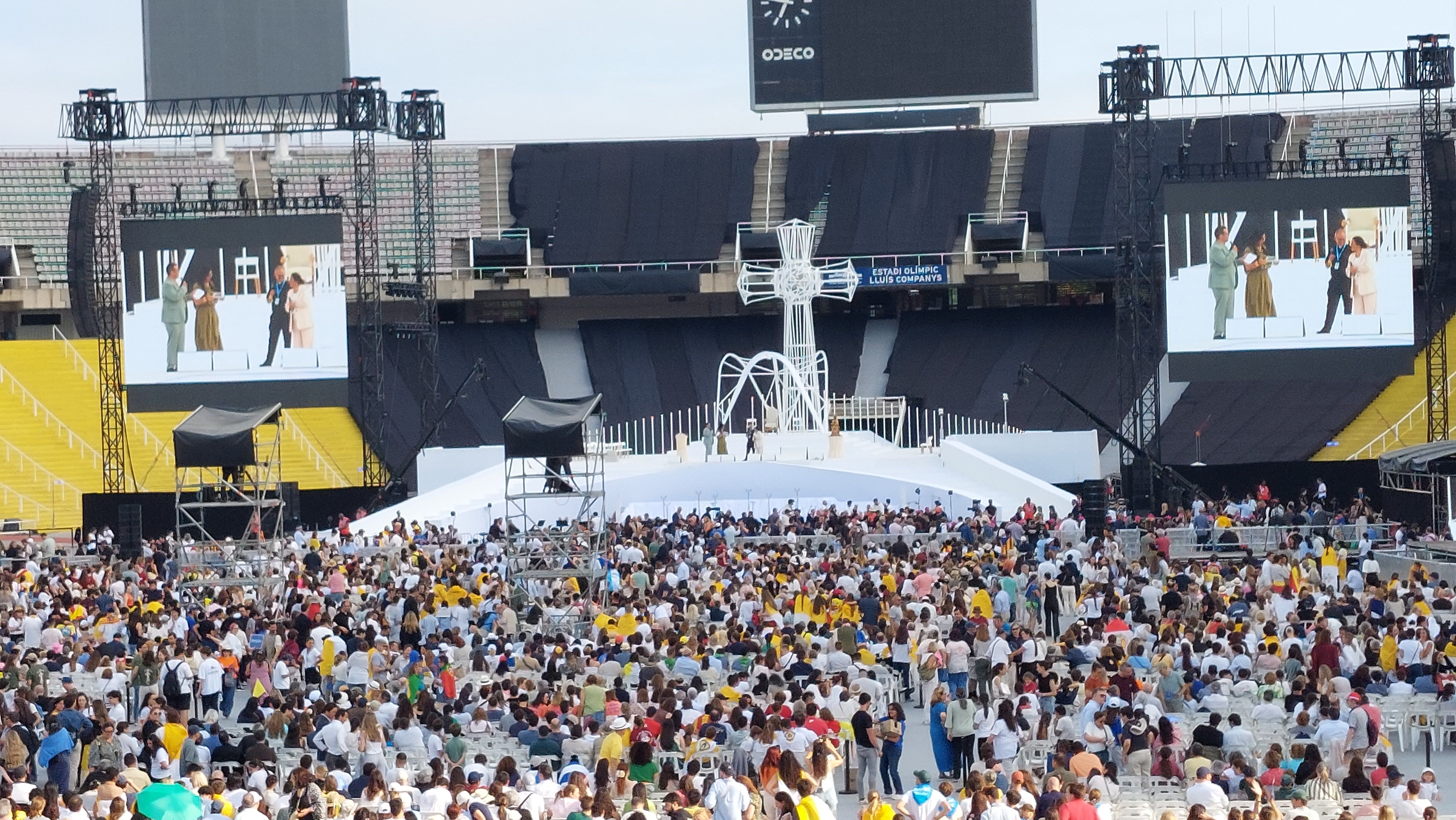 L'Estadi Olímpic ple de fidels.