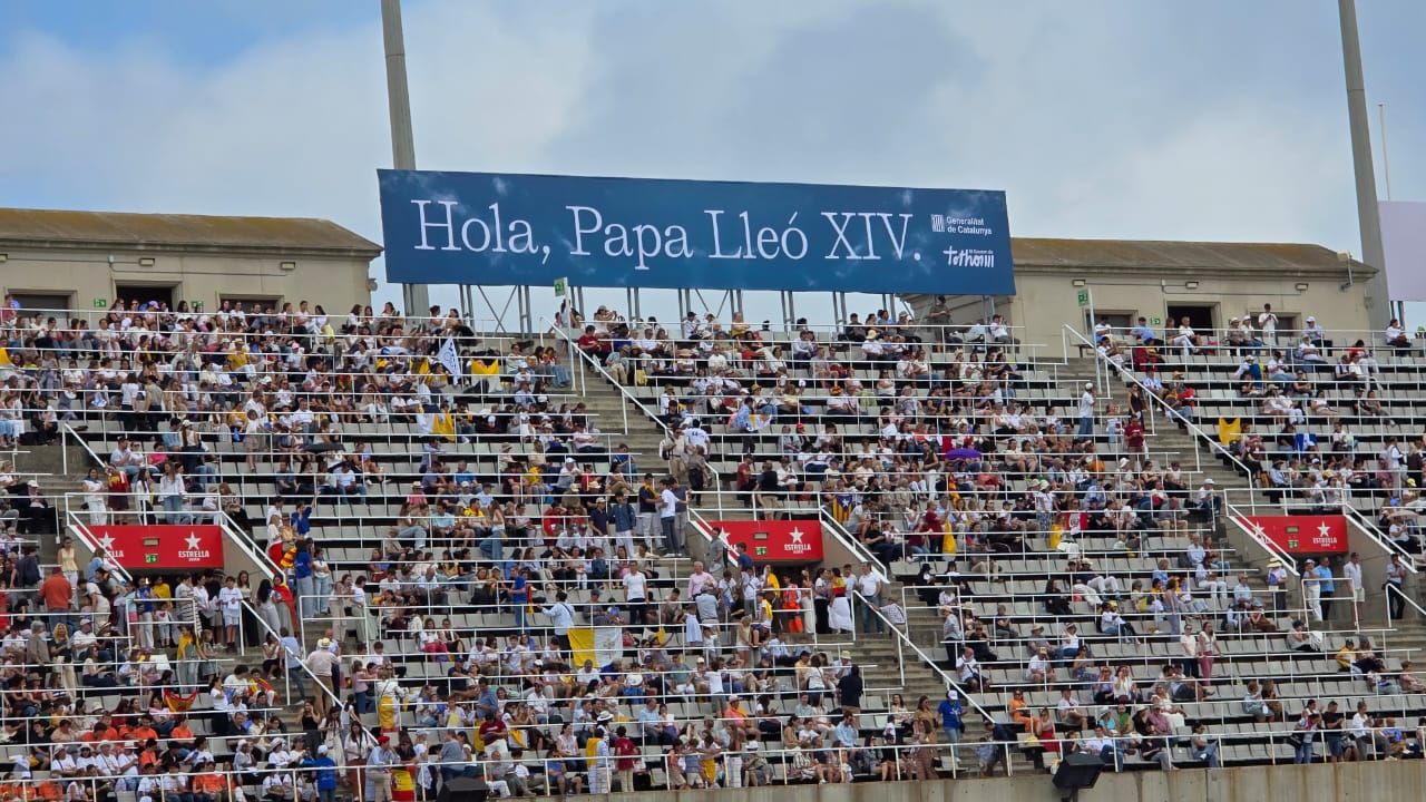 L'Estadi Olímpic ple de fidels.
