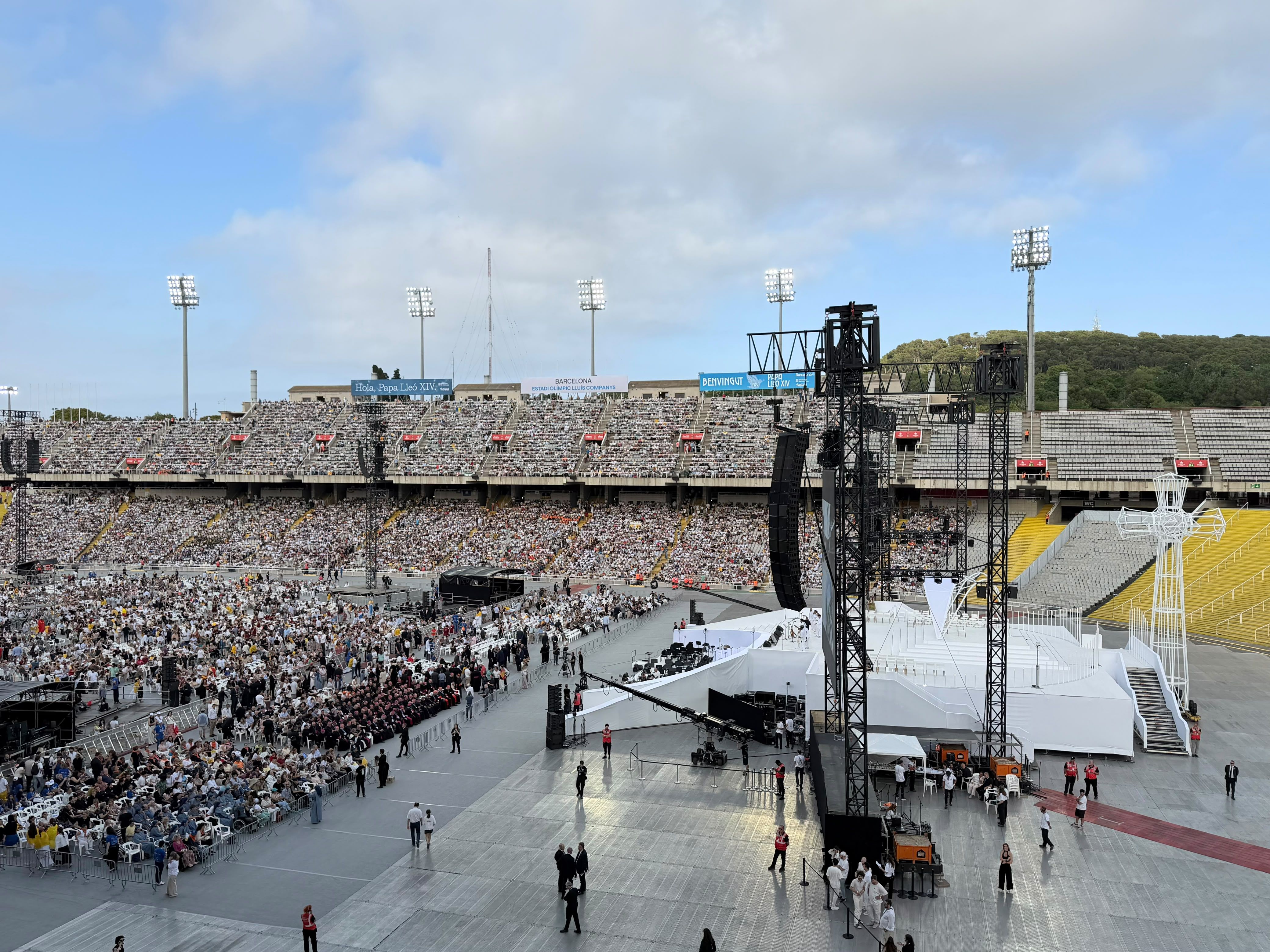 L'Estadi Olímpic ple de fidels.