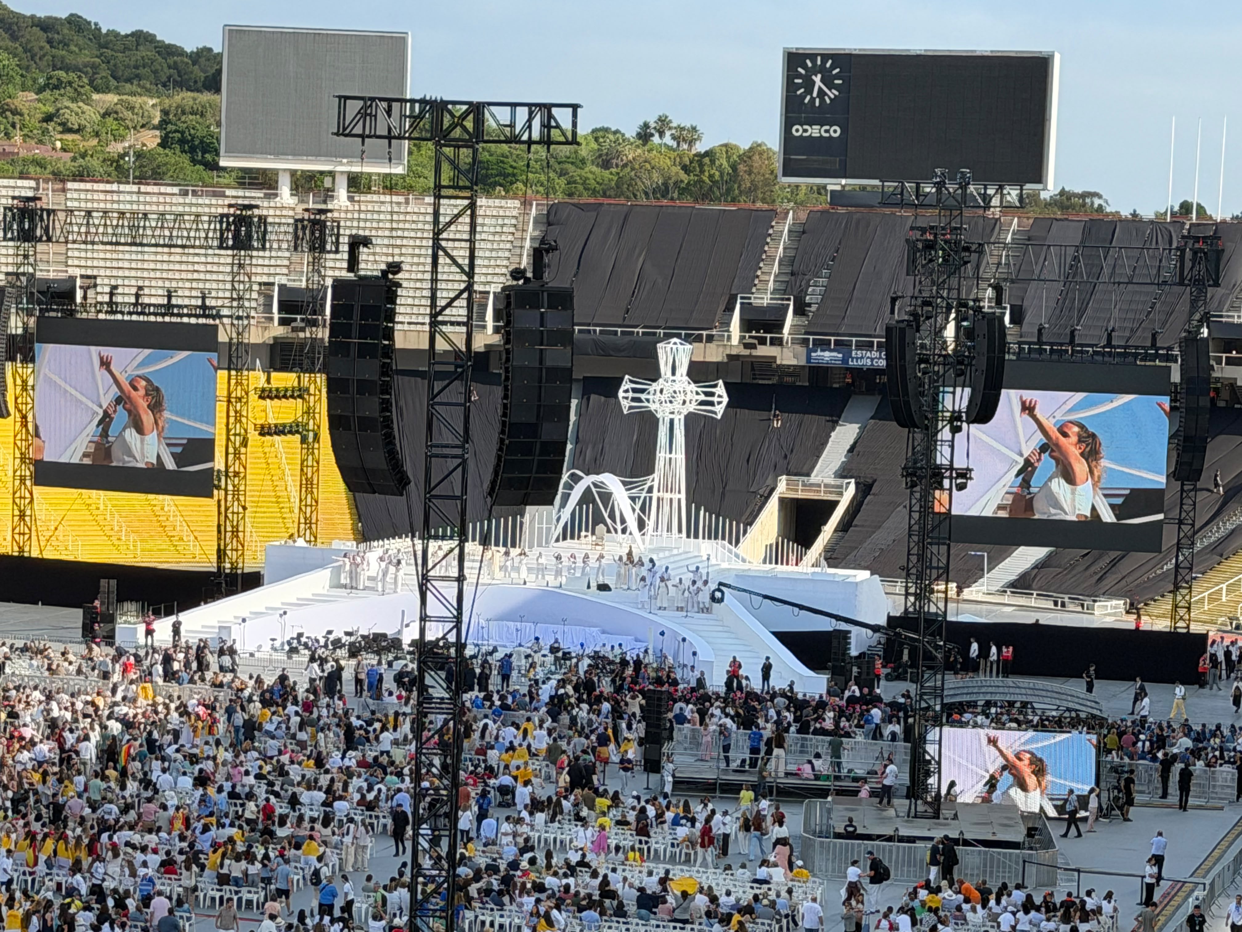 Actes previs a l'arribada del Papa a l'Estadi Olímpic.