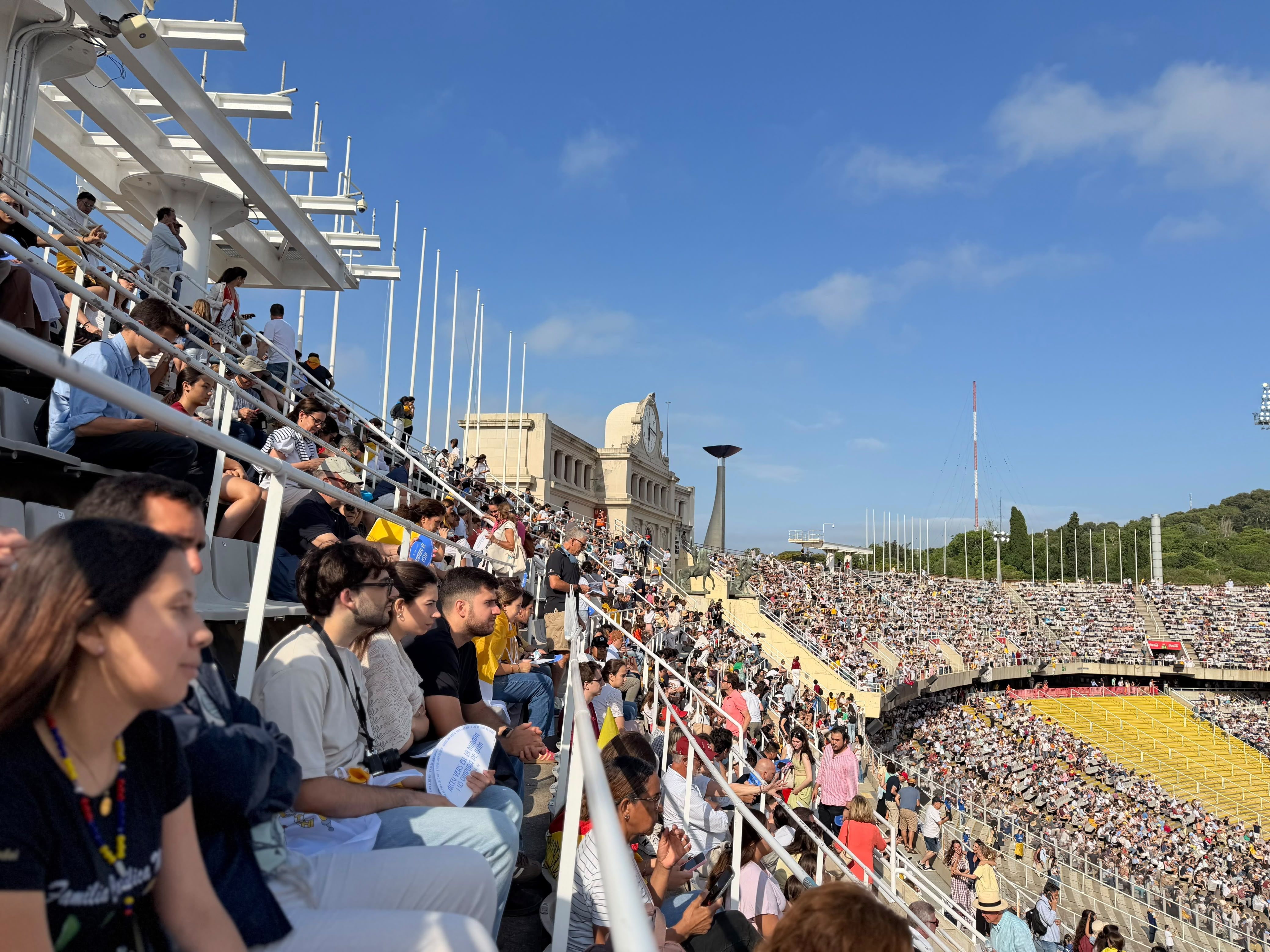 Assistents a la vetlla que el Papa farà a l'Estadi Olímpic.