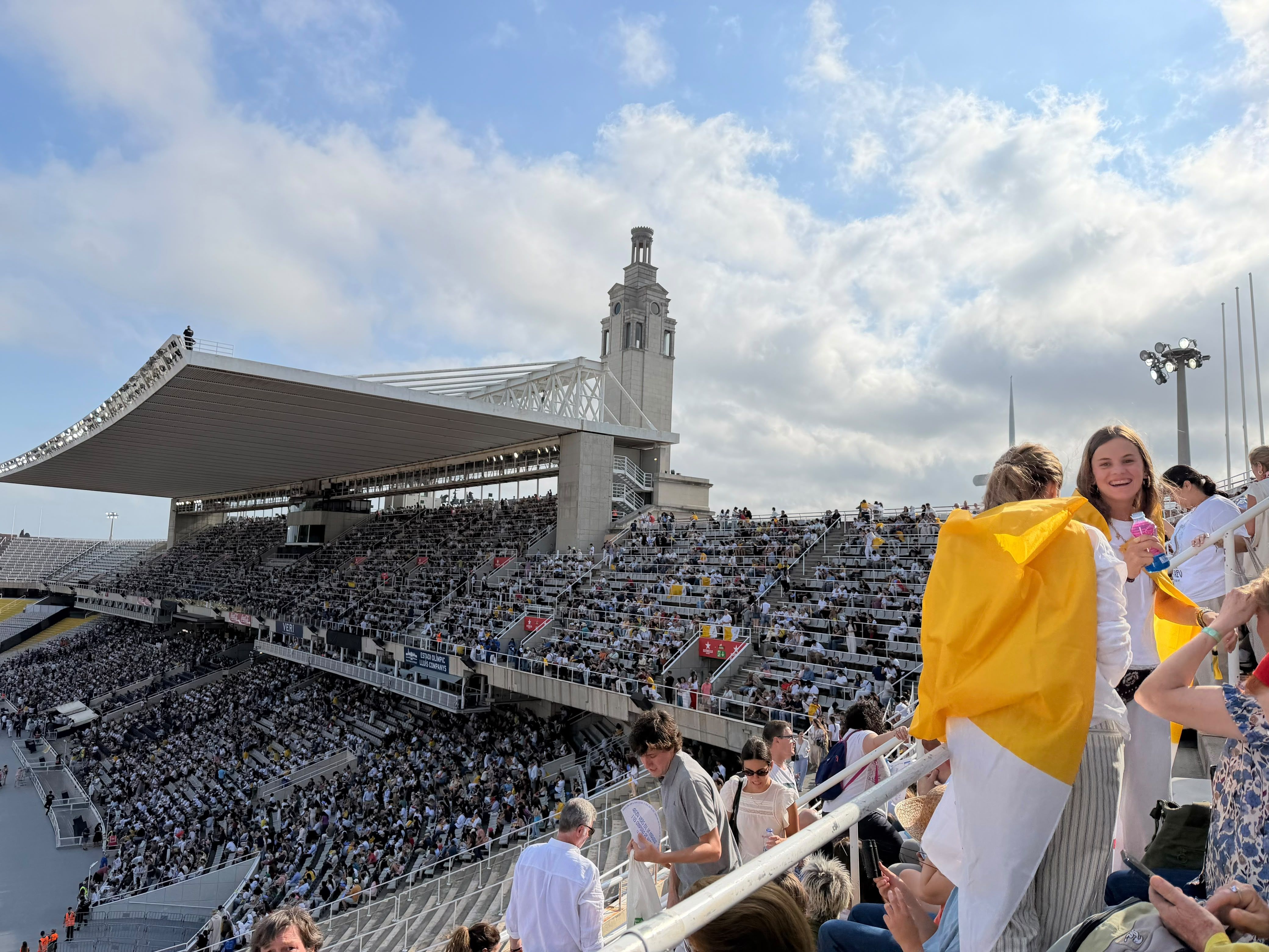 Assistents a la vetlla que el Papa farà a l'Estadi Olímpic.