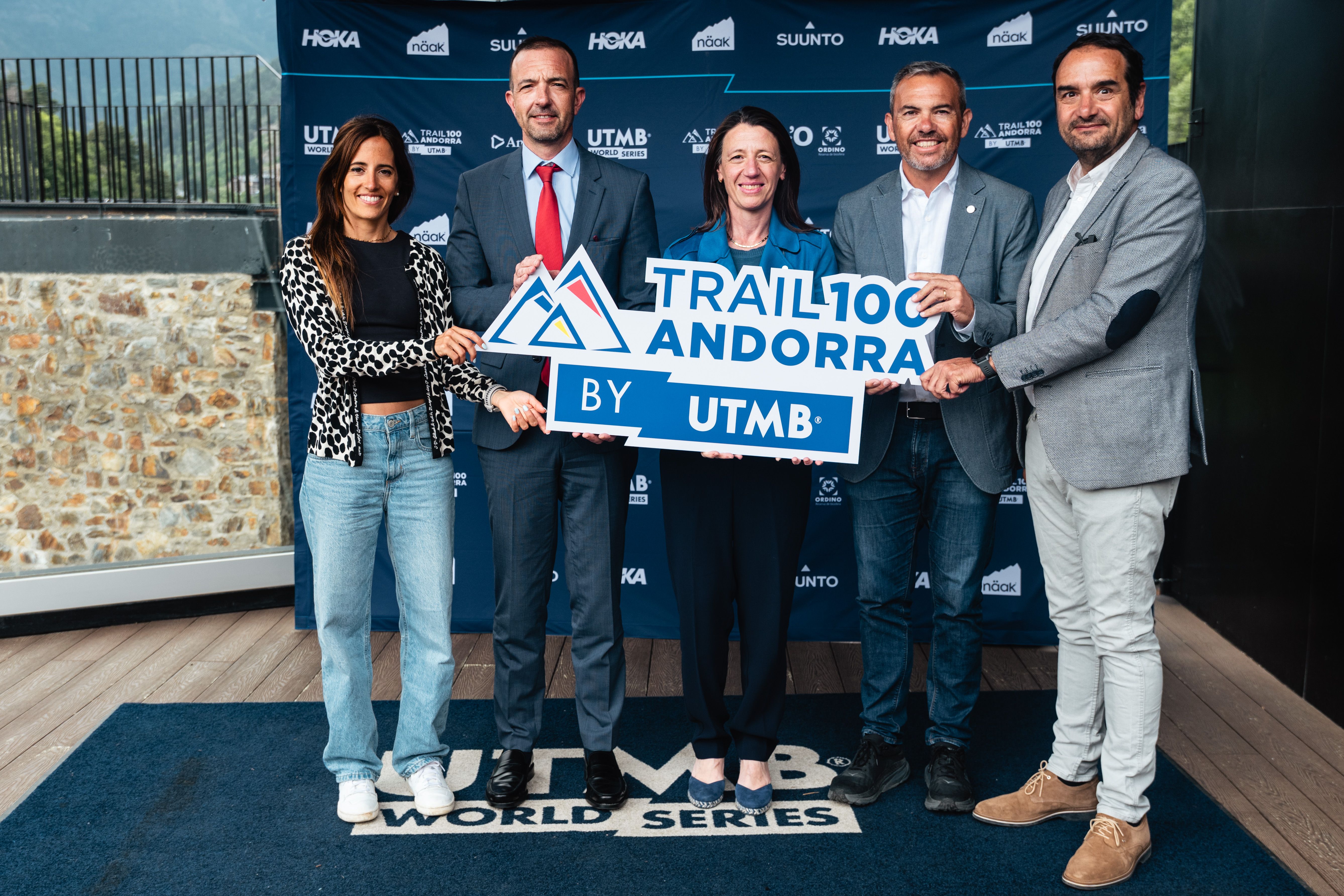 Els participants de la roda de premsa d'Ordino, amb el cartell promocional d'UTMB. 