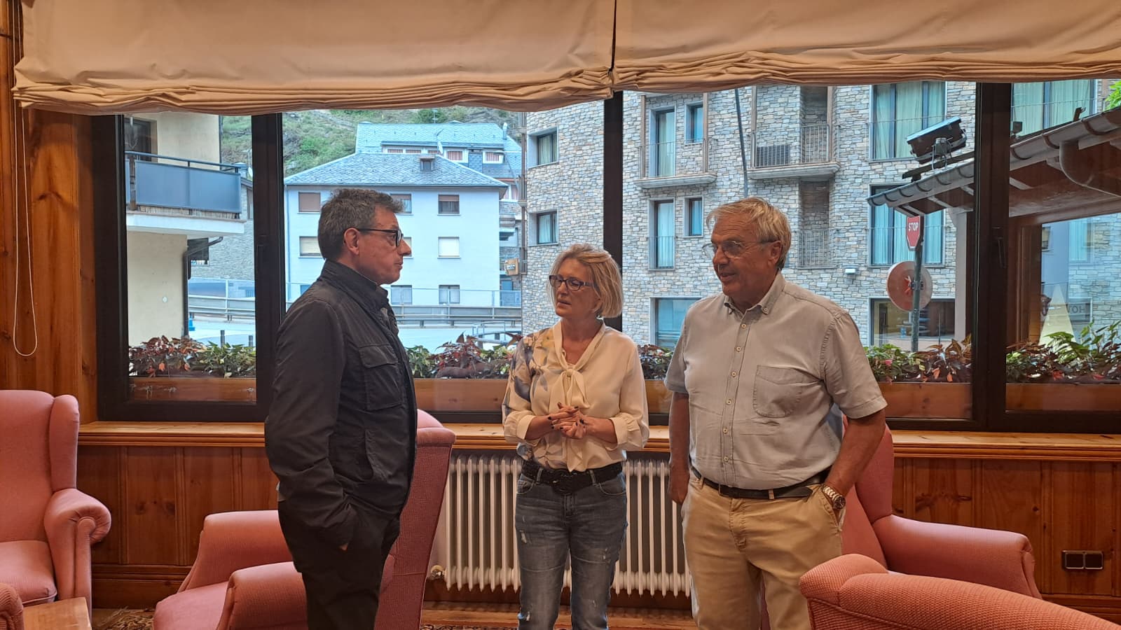 Altimir, Forné i Duró, parlant entre ells un cop finalitzada la trobada amb la premsa. Altimir, Forné i Duró, parlant entre ells un cop finalitzada la trobada amb la premsa.
